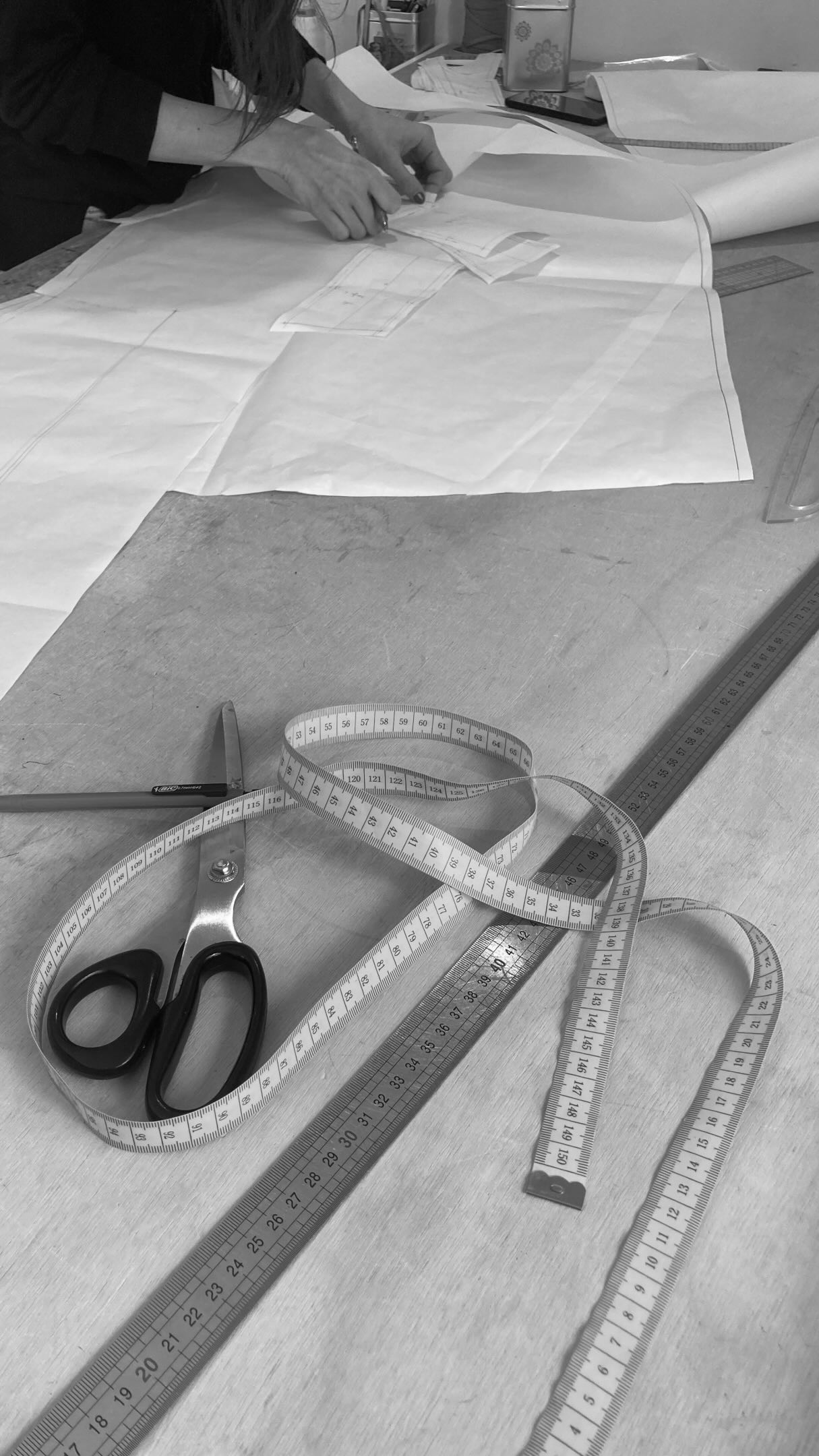 🖤 À l’atelier, je ne vois pas des défauts, je vois des lignes à sublimer.
Ma mission de créatrice, c’est de
faire en sorte que tu oublies tes doutes pour ne voir que ton allure.
Voici comment le sur-mesure architectural change la donne :
1. La petite poitrine : Pas besoin de rembourrage artificiel. On joue sur l’architecture du bustier,
les jeux de textures ou les décolletés travaillés pour créer du volume et du relief avec une
élégance naturelle. L’idée est de sublimer ta finesse, pas de la transformer.
2. Les bras : Si c’est ta zone d’hésitation, on oublie les manches étouffantes. On mise sur des
manches amovibles en tulle perlé, des jeux de transparence ou des découpes graphiques qui
habillent la ligne du bras sans jamais l’alourdir. On apporte du mouvement, tout en légèreté.
3. La cambrure : Une robe de série baille souvent dans le dos ou crée des plis disgracieux. En
créant un patronage unique à tes mesures, on vient sculpter la chute de reins au millimètre
près. La robe épouse tes courbes sans les contraindre, pour une silhouette fluide et parfaitement ajustée.
✨ Ta robe doit s’adapter à toi, et jamais l’inverse.
🎥 Enregistre ce post pour te souvenir que
chaque complexe a sa solution dans mon atelier !
💬Et toi, quel est le détail que tu aimerais mettre en valeur pour ton grand jour ? Dis-le moi en commentaire !
______
Manon Gontero, créatrice de robes de mariée sur-mesure depuis 15 ans à Marseille ✨
#weddingdress #mariage #robedemarieesurmesure #robedemariée