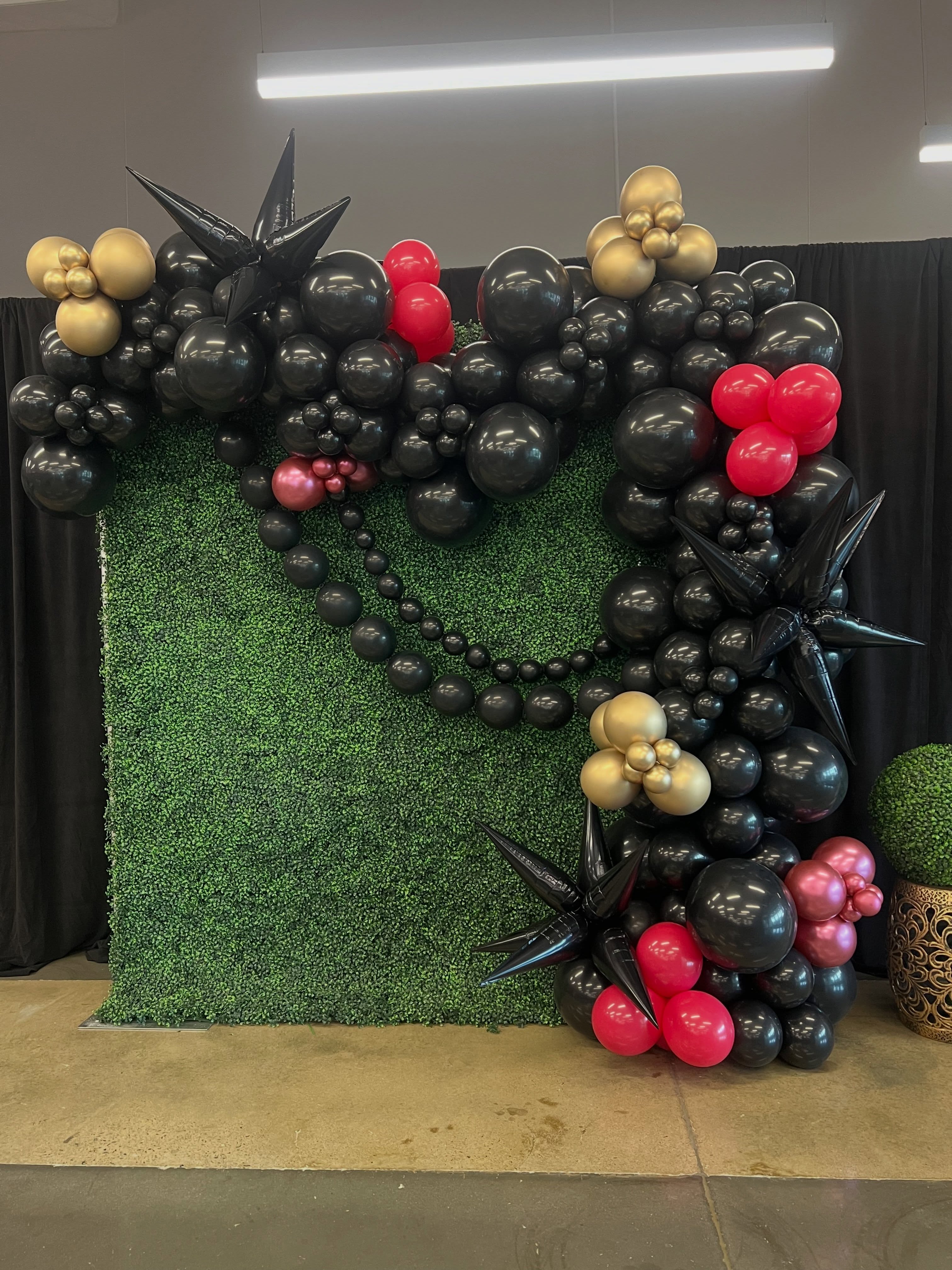 A little twist on the classic L-shape garland. Link balloons added the perfect extra flair for T-Mobile’s Best Awards celebration! 💕🖤
Always a pleasure bringing our clients’ visions to life — especially our repeat corporate clients. We appreciate y’all!