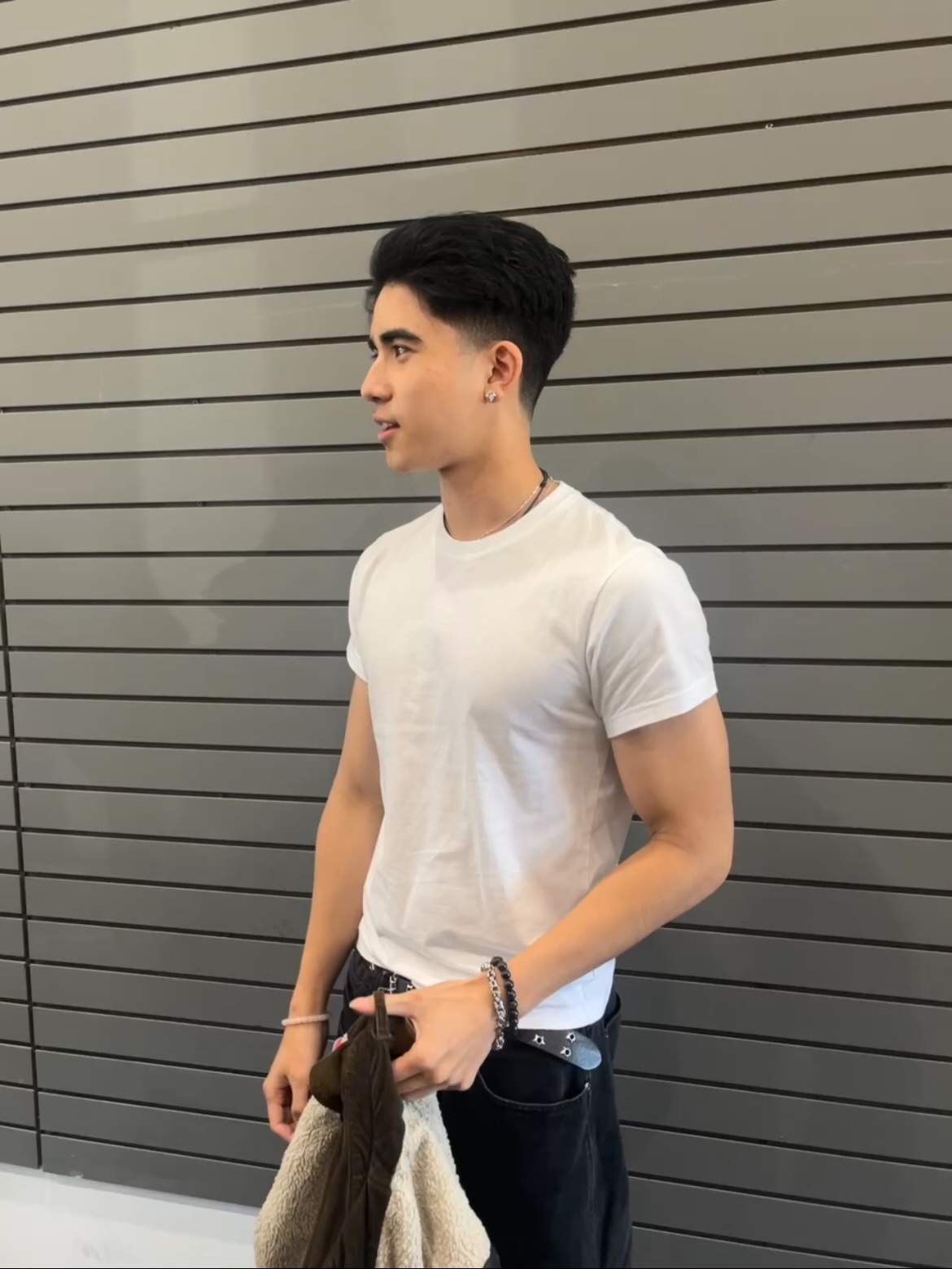 One Two Block.
Multiple vibes.
Slick back.
Middle part.
7/3 split.
Textured fringe.
Same haircut, different energy.
#twoblockhaircut
#menshair
#asianhair
#hairstylist
#etobicokehairstylist