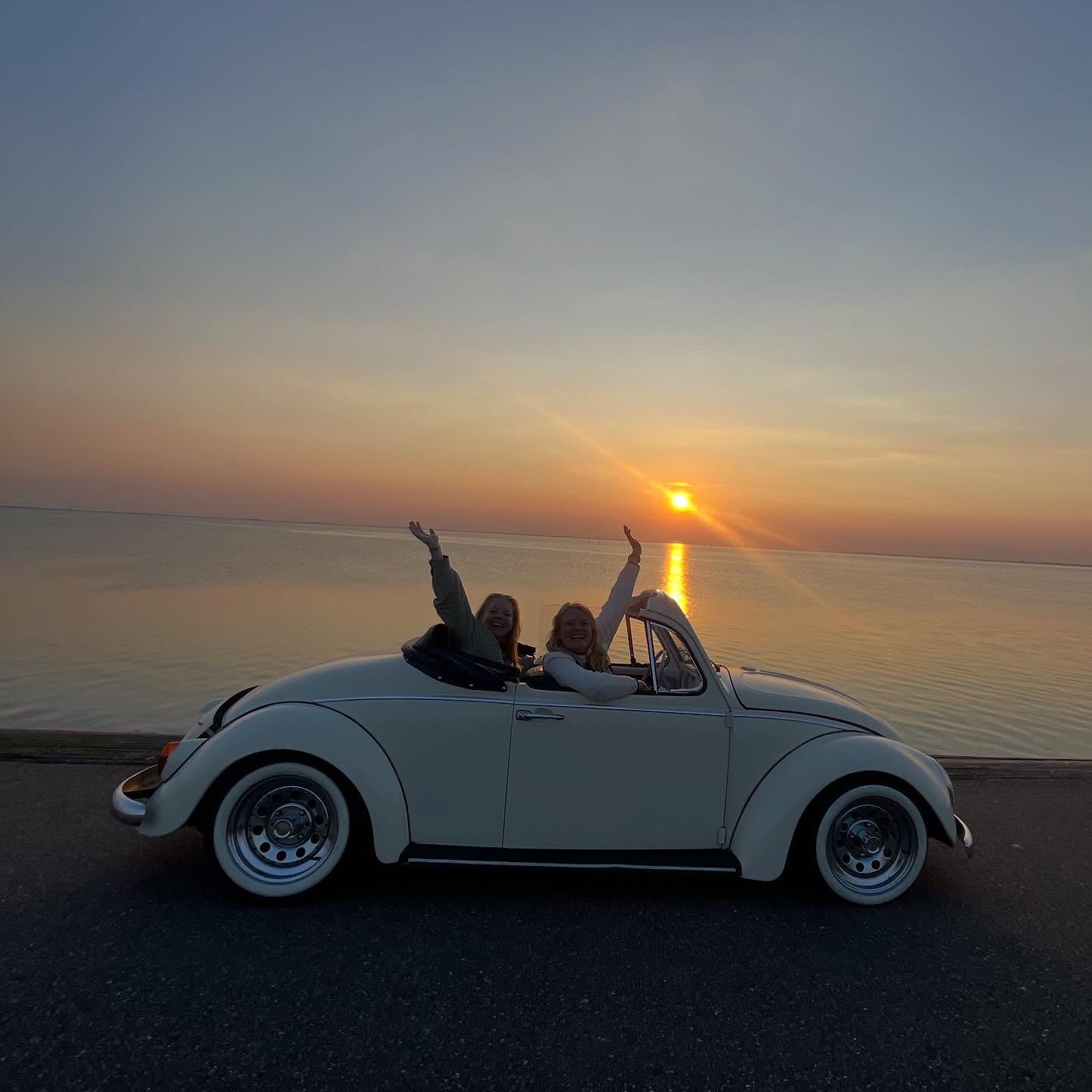 Rondje doen met de kever tijdens golden hour? Fem & Isabel raden het jullie zeker aan! ☀️