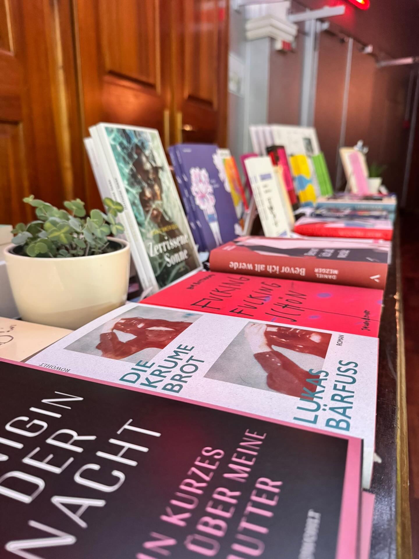 Schön war’s! ✨
Herzlichen Dank an @festivalplay.ch und @theaterneumarkt, dass wir übers Wochenende einen Büchertisch mit lebendigem zeitgenössischem Schreiben für die Bühne gestalten durften.
Und auch vielen Dank an @rowohltverlag für die Erlaubnis, das neueste Buch von Lukas Bärfuss — *Königin der Nacht* — vorab zu präsentieren. 📚
Wir drücken allen für die PLAY-Preise Nominierten die Daumen… 👀
#PLAYFestival #TheaterNeumarkt #LukasBärfuss #KöniginDerNacht Rowohlt Gegenwartsliteratur Theater Dramatik Bühne ZeitgenössischeLiteratur Buchhandlung Zürich