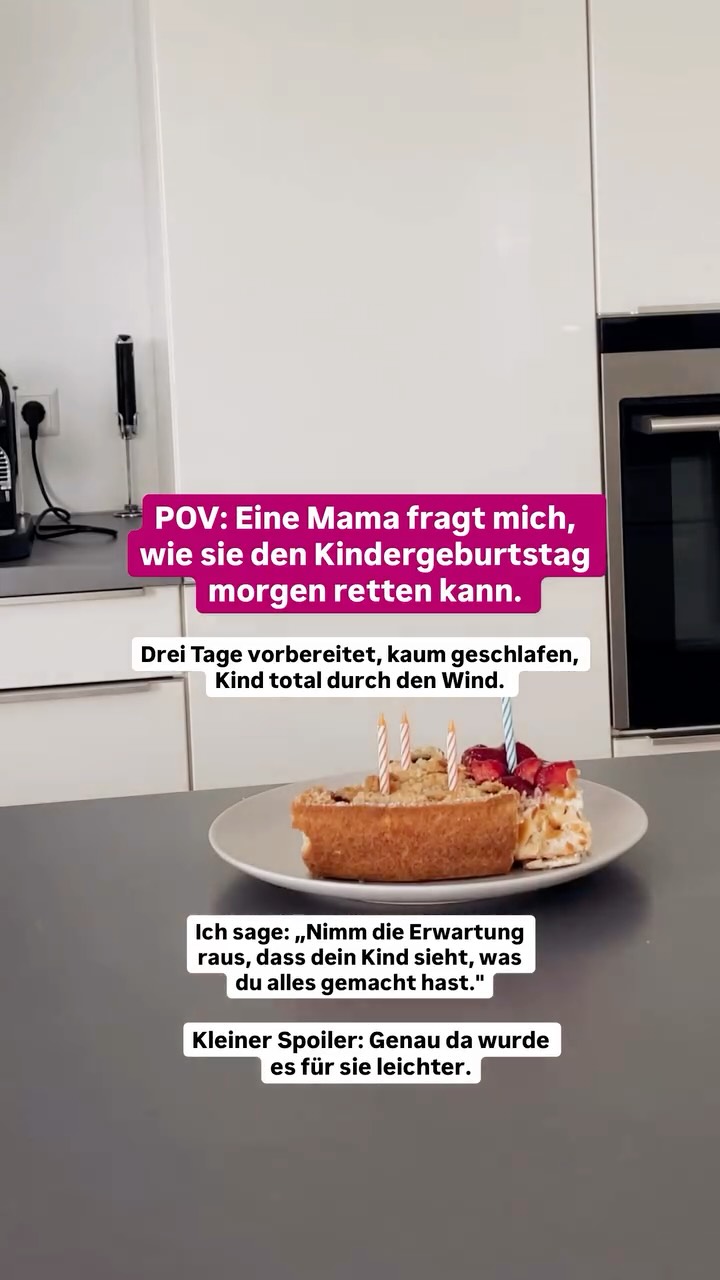 Du willst nicht zu viel.
Du willst nur, dass es schön wird.
Dass dein Kind Spaß hat. Dass die Spiele funktionieren. Dass die Mühe nicht umsonst war. Und ganz ehrlich: Dass dieser Tag sich nach Freude anfühlt und nicht nach Kampf.
Aber wenn du seit Tagen alles kontrollierst, kommt dein Körper nicht entspannt in diesen Tag. Du spürst die Enge in der Brust, den Druck im Kopf, und vielleicht zieht sich auch dein Bauch zusammen.
Und du kontrollierst nicht nur die Spiele, den Kuchen, die Schnitzeljagd. Du kontrollierst auch, was dein Kind dabei für dich fühlen soll.
Und Kinder spüren das oft schneller, als wir es erklären können.
Und wenn dein Kind dann nicht so reagiert, wie du gehofft hast – nicht, weil es undankbar ist. Nicht, weil du versagt hast. Sondern weil dein angespannter Körper für jedes Kind im Raum spürbar ist, bevor das erste „Hallo“ gesagt wird.
Genau hier liegt der Punkt: Dein Kind muss nicht sehen, was du alles gemacht hast.
Du darfst es sehen.
Du darfst merken: Ich habe viel zu viel gemacht. Ich bin müde. Heute darf auch ein Spiel ausfallen oder ein Kuchen schiefgehen.
Vielleicht wird der Tag nicht perfekt.
Aber vielleicht wird er leichter, wenn du nicht mehr erwartest, dass dein Kind dir zurückgibt, was du seit Tagen gegeben hast.
Diese Mama hat genau das gemacht. Sie hat die Erwartung rausgenommen. Und ist abends mit ihrem Kind glücklich ins Bett gefallen. Auch wenn sie nicht alles unter Kontrolle hatte. Und auch nicht alles perfekt war.
Schreib mir „SICHERHEIT“ und ich schicke dir die Infos zu meiner Begleitung aus der Kontrolle in mehr Sicherheit.
Deine Andrea❤️