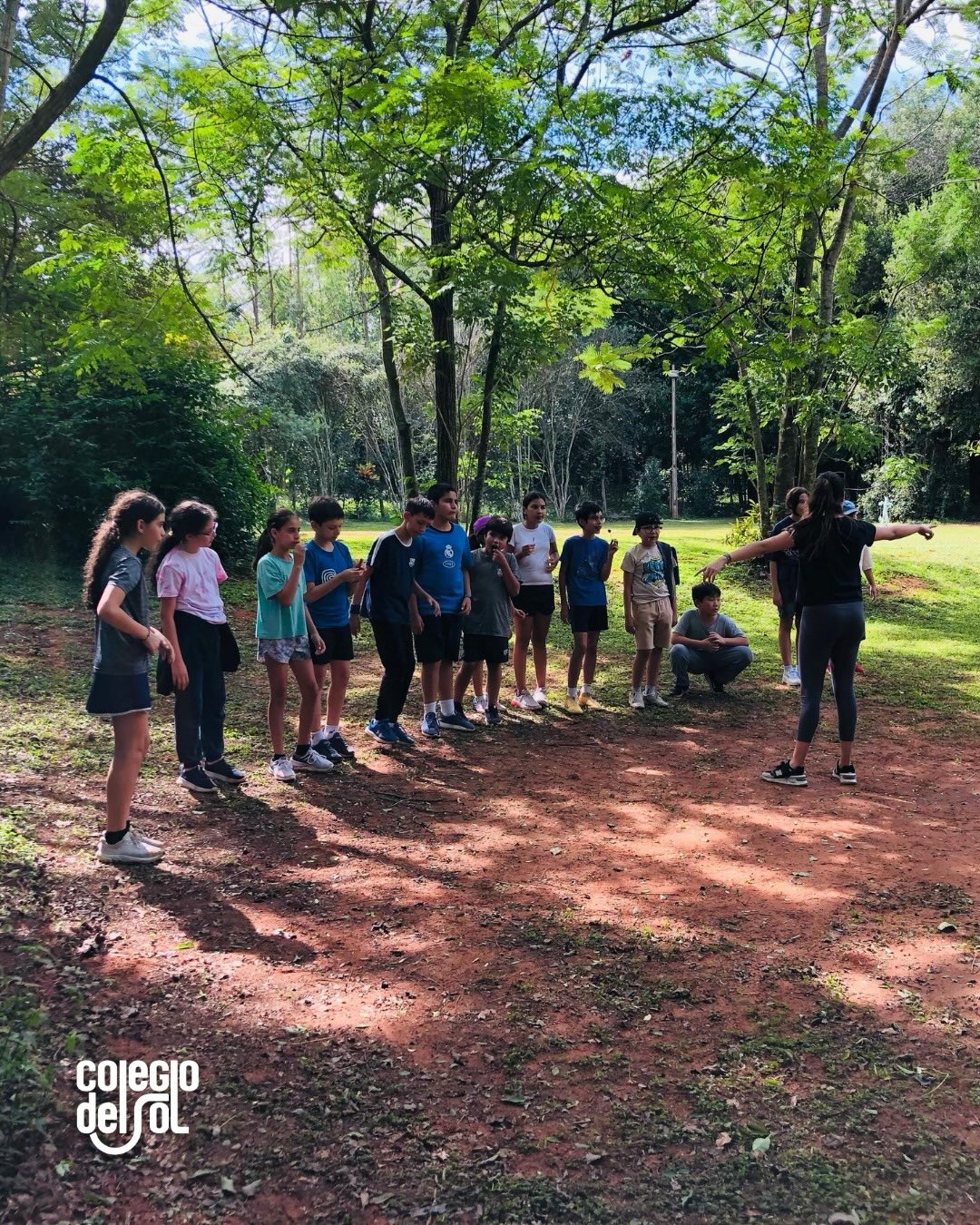 Por unos días, el aula tuvo otros límites: el cielo, los árboles, los caminos compartidos.
Hubo juegos que inventaron mundos, amistades que se hicieron más fuertes, desafíos, canciones, fogones, risas y mucha autonomía.
Hubo aprendizajes que no caben en un cuaderno, pero sí en la memoria y el corazón.
Así vivimos Campasol junto a 5° y 6° grado 🌿
“Nada sin alegría.”
— Loris Malaguzzi