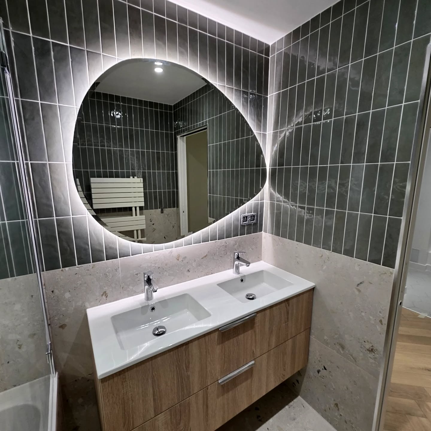 L’art de la rénovation
Création d’une salle de bain contemporaine en terrazzo, pensée dans les moindres détails : niche LED intégrée, faïence texturée, miroir rétroéclairé et ambiance élégante.
Essonne (91)
Rénovation salle de bain & rénovation intérieure
Devis gratuit – BT RÉNOVATION