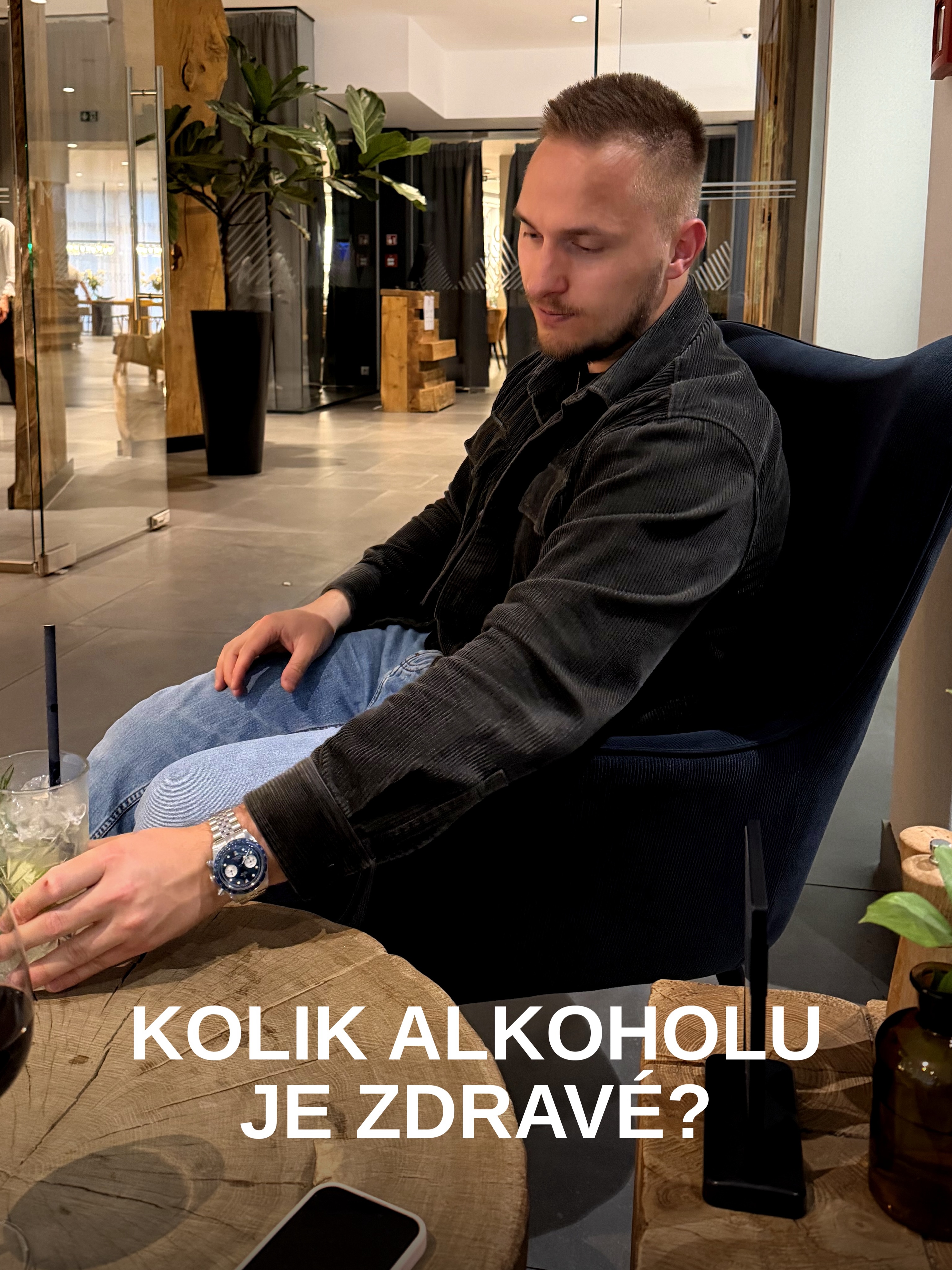 Přiměřené množství alkoholu = NULA.
Ne “sklenička vína denně je zdravá.” Ne “příležitostně nevadí.” Nula je jediné zdravé množství. WHO v roce 2023 jednoznačně revidovalo svůj postoj: neexistuje bezpečná dávka alkoholu. Každé množství zvyšuje riziko rakoviny, kardiovaskulárních onemocnění a kognitivního úpadku. Alkohol je karcinogen skupiny 1, což je stejná kategorie jako tabák a azbest.
Sklenička vína “pro srdce”? Mýtus. Starší studie nezohledňovaly, že abstinenti často přestali pít ze zdravotních důvodů a výsledky byly zkreslené.
To neznamená, že si občas nedám drink viz. fotka na wellness v Polsku.🍹🏔️ Ale nebudu si říkat, že mi prospívá. 💁🏽♂️
👉🏽 Vědomá volba > iluze zdravého návyku
#brotasfitness #zdravyzivotnystyl #alkohol #zdravi #sportujeme