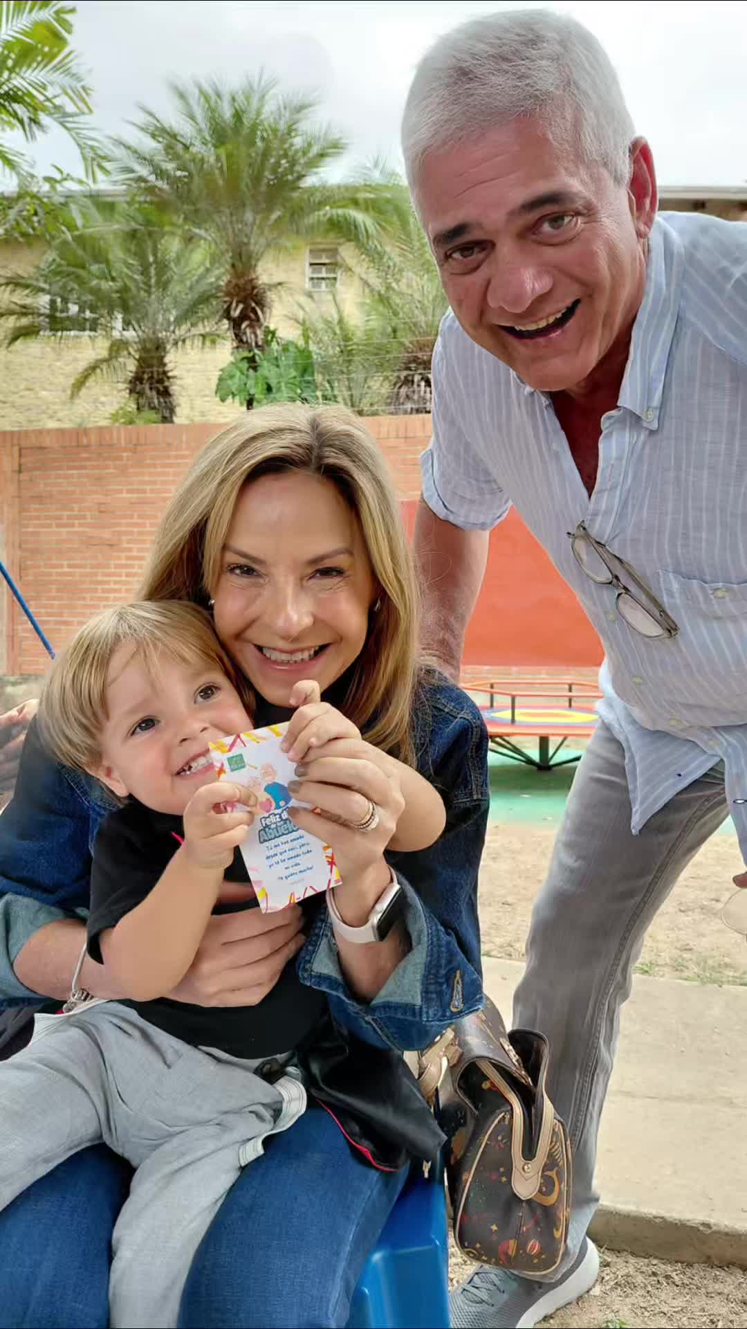 Hay jornadas que no se miden en horas, sino en la profundidad de los recuerdos que dejan.
Lo vivido este 24 de abril en el Centro Infantil Vizcaya fue un testimonio del amor más puro: ese que une a abuelos, bisabuelos y nietos en un solo abrazo. 👴🏽👵🏼
Ver a nuestros niños brillar en el escenario frente a sus ojos llenos de orgullo, y sentir la energía de sabiduría y ternura que inundó nuestro colegio, nos recordó por qué hacemos lo que hacemos. No solo formamos estudiantes, cultivamos lazos que sostendrán sus vidas para siempre.
A cada abuelito y bisabuelito que nos acompañó: gracias por ser nuestra raíz y nuestra mayor inspiración.
Gracias por recordarnos la magia de reír como niños y por ser el pilar fundamental de la Familia Vizcaya. 🏰⚜️
¡Nos vemos en el próximo capítulo de esta aventura llamada aprender! 🌷🙌