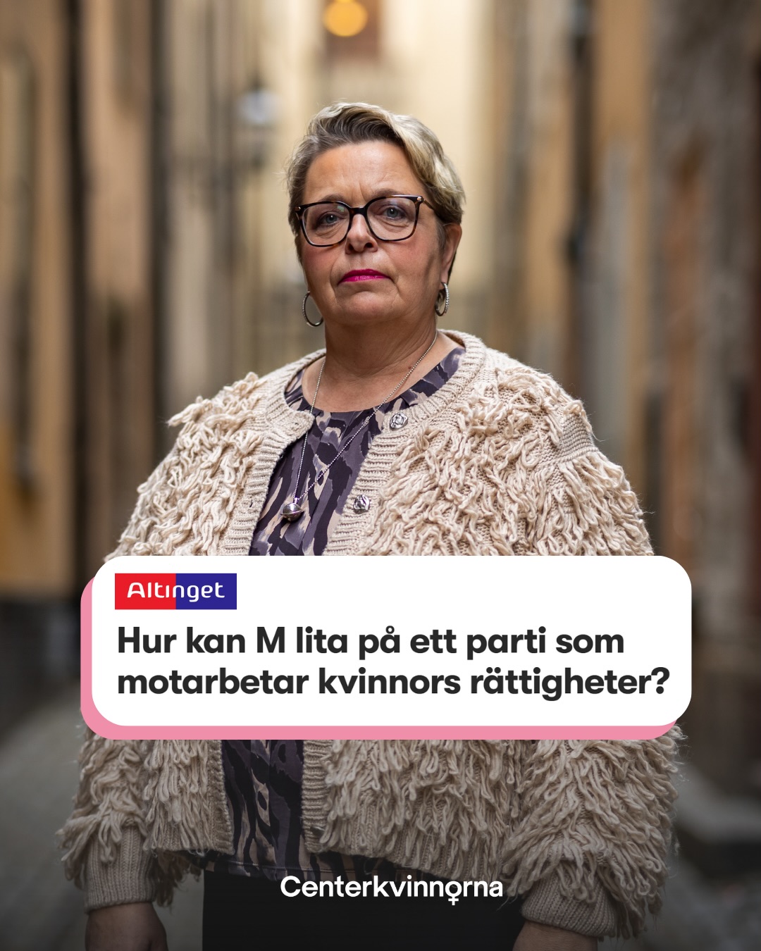 Hur trovärdigt blir det när Moderaterna säger sig vilja vinna tillbaka kvinnliga väljare - samtidigt som de lutar sig mot ett parti som gång på gång motarbetat kvinnors rättigheter?
Idag syns vi i Altinget i en text om jämställdhet, makt och politiskt ansvar. Läs och dela med dig av dina tanker nedan!