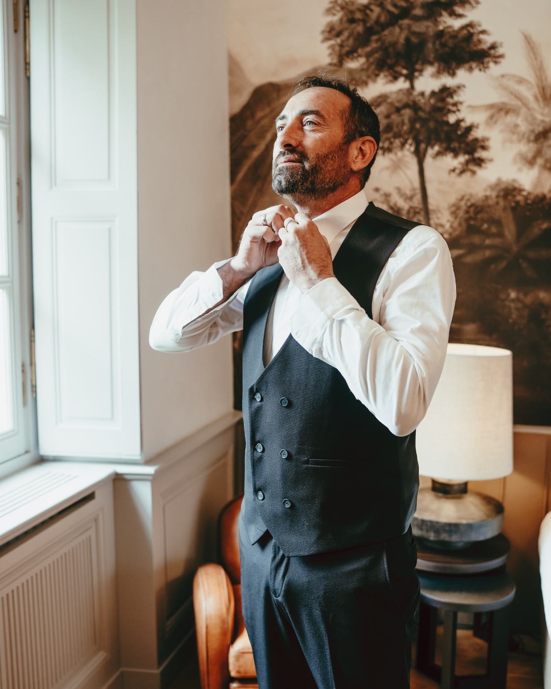 Il y a quelque chose de très particulier dans les préparatifs d’un mariage…
Ce moment suspendu où le temps ralentit enfin.
D’un côté, le marié ajuste sa veste dans le calme de sa chambre. De l’autre, la mariée se laisse chouchouter, maquiller, coiffer, avant d’enfiler sa robe pour la toute première fois.
Ce sont mes instants préférés à photographier, parce qu’ils permettent de prendre le temps, e faire connaissance vraiment, d’observer les regards, les gestes, les émotions discrètes.
De capturer tous ces détails soigneusement choisis : une robe de créatrice, un parfum, des bijoux de famille, un bouquet délicatement posé près de la fenêtre…
C’est souvent là que l’histoire commence réellement.
Avant l’effervescence. Avant les larmes. Avant le “oui”.
Si vous préparez votre mariage sur le bassin d’Arcachon et le bordelais et que vous recherchez une photographe sensible aux détails, aux émotions et à l’esthétique de votre journée… n’hésitez pas à me contacter.
#MariageBordeaux #PhotographeMariageBordeaux #MariageChateau #WeddingEditorial #MariageHautDeGamme #PhotographeMariageFrance #DestinationWeddingFrance
Wedding designer : @sable.et.cotillons
Lieu: @chateaudelhospital
Mobilier et vaisselles: @apslocation
Photographes: @hdasrecords @delphine_pitar_photographe
Vidéaste: @antoninvisuals
Traiteur: @le_chef_g
Fleuriste: @charlottecherpy_fleuriste
Officiante: @ceremoniesbyagathe_
Créatrice de robe de mariée: @dansde_beauxdraps
Créatrice robe de mariée édito : @maude_basley_couture
Costume: @unjouruncostume.bordeaux
Créatrice de bijoux: @le_baiser_de_la_mariee
Alliances: @maison.salmon
Créatrice de voile de mariée brodé: @atelierdhelena_broderie
Mise en beauté: @agence_melistyle
Coiffure: @elodietillard_wedding
Créatrices céramistes art de la table: @maisonmoloshi
Créatrice céramiste objets de décoration: @insatelier
Papeterie: @loumiere_creation
Pâtisserie: @cakeconcept_petronela
Bar: @o100pressionsevent Illustratrice: @levalet_creatif
Créatrice châle de mariée: @noomie.creative
Groupe de musique : @nauva_duo
Photobooth: @la_boite_a_souvenirs33