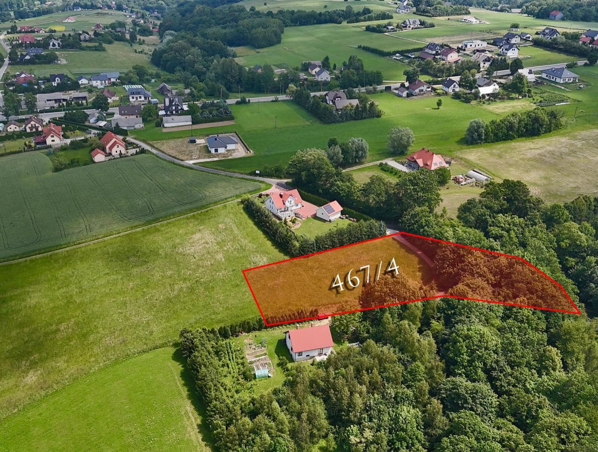 💰199 tys. zł
🌿 Na sprzedaż wyjątkowa działka budowlana w Siedliskach, gm. Bobowa 🌿
📍 Działka nr 467/4
📐 Powierzchnia: ok. 3000m²
☀️ Teren płaski i dobrze nasłoneczniony
🌲 Bliskie sąsiedztwo terenów zielonych i lasu
🚗 Dojazd drogą gminną
⚡️ Wszystkie kluczowe media znajdują się na (działce prąd, wodociąg i kanalizacja) lub w bezpośrednim sąsiedztwie (światłowód i gaz)
Działka położona jest w spokojnej i zielonej części Siedlisk, w otoczeniu luźnej zabudowy jednorodzinnej oraz terenów zielonych, dzięki czemu okolica zachowa swój kameralny charakter również w przyszłości.
Ogromnym atutem nieruchomości jest fakt, że zgodnie z nowym planem zagospodarowania przestrzennego, który już wchodzi w życie, około 3/4 działki zostało oznaczone symbolem MN, czyli terenów zabudowy mieszkaniowej jednorodzinnej 🏡 To znacząco zwiększa potencjał działki zarówno pod budowę domu, jak i jako inwestycję na przyszłość.
Pomimo bliskości terenów zielonych i lasu, działka ma dużą powierzchnię i została przeanalizowana pod kątem możliwości zabudowy. Bez problemu można wybudować tutaj duży, komfortowy dom z przestronnym ogrodem i zachowaniem pełnej funkcjonalności działki.
To idealne miejsce dla osób, które szukają ciszy, prywatności i kontaktu z naturą, ale jednocześnie chcą pozostać blisko Bobowej, Gorlic czy Nowego Sącza 🍃
_____________
📍Mszana Dolna, ul. Starowiejska 4C
☎️ tel. 798 370 312
📩 anna@apexkoncept.pl
🌐 www.apexkoncept.pl
#działka #działkabudowlana #siedliska #gminabobowa #bobowa