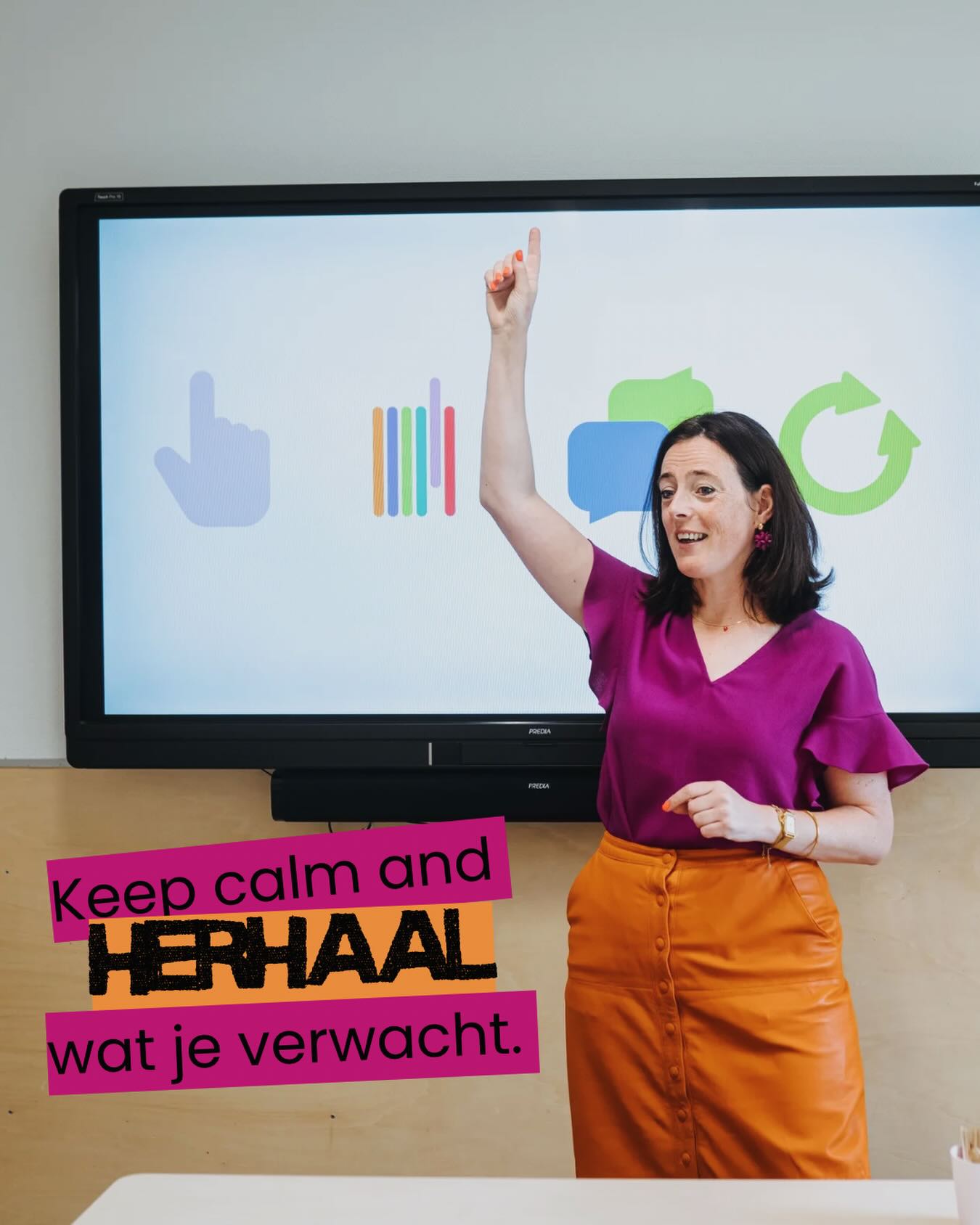 🔥 Tip van de week!
Herhaal de regels en jouw verwachtingen. Vriendelijk.
We gaan richting de laatste periode van het schooljaar. Nog acht, negen of tien weken les voor de zomervakantie. Kijkend naar de fases van groepsvorming zit je met jouw groep leerlingen hopelijk al een flinke tijd in de performing fase. Er wordt geleerd, geleefd en plezier gemaakt. Jij en de leerlingen kennen elkaar, weten wat er wel en niet kan en iedereen probeert zich daar hopelijk aan te houden.
Toch merk je die laatste weken dat er af en toe wat onrust in sluipt. De dagen voelen langer, de zon laat zich meer zien, de weken zijn afgebroken door allerlei feestdagen en extra activiteiten. Allemaal leuk maar het kost meer moeite om in een lekker ritme met de klas te komen. Voor hen en mogelijk ook voor jezelf.
Wat ik wel eens zie tijdens observaties en hoor in teamruimtes in die laatste schoolweken, is dat leraren lijken te vervallen in gezucht en geklaag als het niet gaat zoals ze verwachten, al dan niet vergezeld van sarcasme.
“Kom op je zit nu al zo lang bij mij in de klas, moet ik je nu nog steeds uitleggen wat de regels zijn?”
Begrijpelijk en waar, maar niet helpend.
In de laatste weken van het schooljaar zijn leerlingen, net als leraren, misschien soms wat meer moe. En in de echt laatste weken van het schooljaar kan het zijn dat leerlingen zich meer gaan afzetten tegen de leraar en diens regels, omdat het nu eenmaal makkelijker afscheid nemen is van iets wat niet leuk is dan van iets waar je je heel fijn bij voelt.
Hoe dan ook, ik wil je adviseren de komende weken in alle rust de regels van je groep en jouw verwachtingen wat vaker te herhalen. Preventief, omdat je weet dat het in onrustigere tijden fijn is als de structuur duidelijk is.
Zodra je merkt dat leerlingen de grenzen weer wat opzoeken, blijf kalm en pak de afspraken er weer bij. Niet vanuit irritatie, klagen, negativiteit of een diepe zucht, maar vanuit de wetenschap dat die behoefte er blijkbaar is. Gewoon terughalen wat iedereen al weet maar dan vanuit positiviteit. Om met een glimlach weer door te gaan met de dag en te kunnen genieten van die laatste weken met je groep van dit schooljaar.