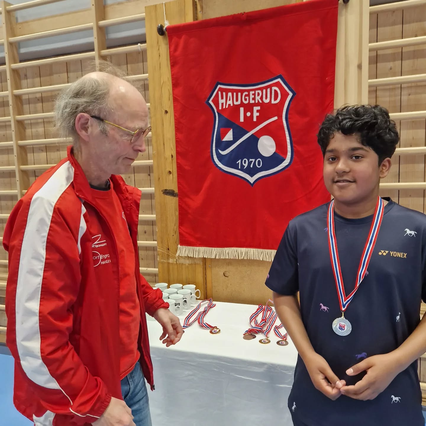 Idag er vi på Haugerud, og Valluvan har akkurat fått en strålende 2.plass i HS U17B! Vi gratulerer!!
#mossbadmintonklubb #haugerudbadminton #oslofjordenbadmintonkrets