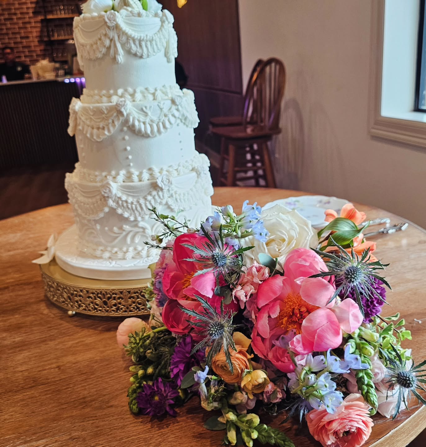 Bright, bold, and beautiful bouquet with a stunning classic wedding cake š¤āØļø
@theorchardweddings