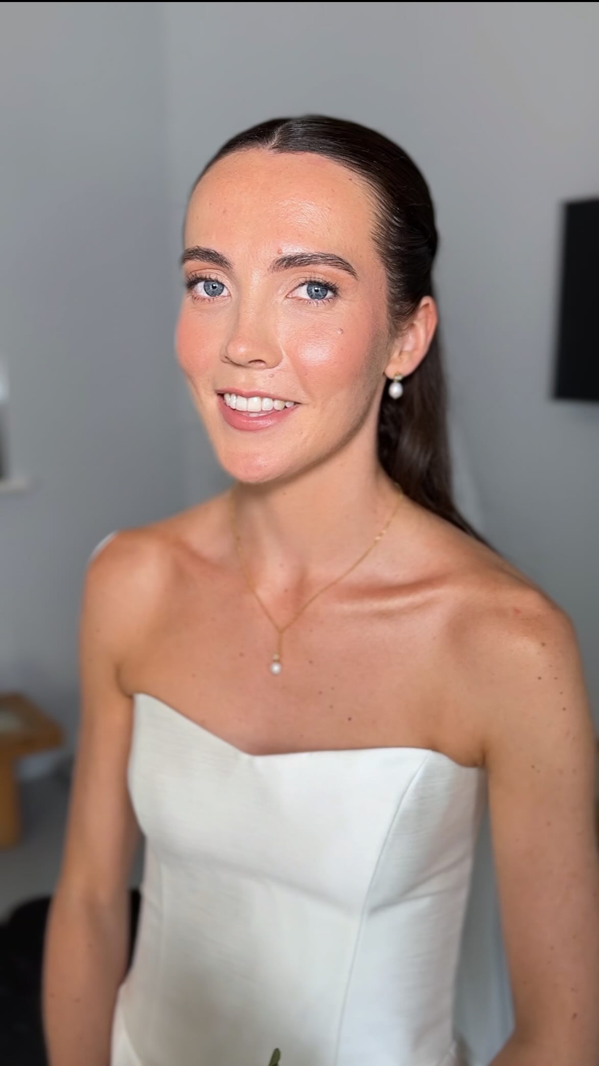 Because this kind of bridal makeup will always be timeless 💫
The beautiful Abi at @southendbarns last summer. Beautiful bridal hair by @the.bridalist
Bridal gown @_houseofflora_ @bridalindulgence
Florals @whimsysfloraldesign
Photographer @lucydracottphoto
#NaturalBridalMakeup #sussexmua #LuxuryBride #skinfirstmakeupsecond