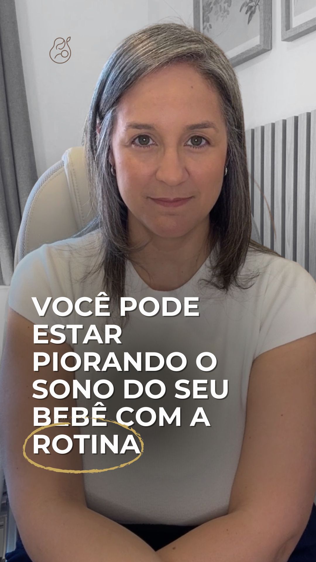 Você pode estar tentando fazer tudo “certo”…
e mesmo assim o sono do seu bebê continua difícil.
Isso acontece porque rotina não é uma fórmula fixa.
Bebês precisam de previsibilidade, sim.
Mas o corpo não acumula sono exatamente igual todos os dias.
Quando seguimos apenas horários rígidos, sem observar sinais de sono, nível de cansaço e necessidade de regulação, o bebê pode chegar à noite:
• cansado demais
• com pouca pressão de sono
• mais sensível e com dificuldade para relaxar
E é aí que os despertares aumentam.
Rotina ajuda.
Mas só funciona quando acompanha o ritmo real do bebê.
Não quando tenta substituí-lo.
Se o seu bebê demora para dormir, acorda várias vezes à noite
ou parece mais agitado ao deitar,
talvez o problema não seja falta de rotina.
Seja o tipo de rotina.
Se você quer entender como ajustar a rotina do seu bebê com mais precisão
e melhorar o sono noturno de forma respeitosa,
acesse o link na bio ou me chama na DM.
#sonodobebe #rotinadobebe #despertaresnoturnos #janeladesono #sonoinfantil #consultoriadesono #bebedormemal #maedeprimeiraviagem #sonoebebe #rotinainfantil