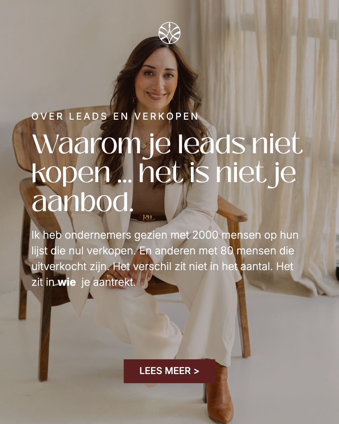 🙌🏻🙌🏻 REAGEER ‘AUDIO’ voor de link.
2000 mensen op je lijst en toch nul verkopen. Het ligt niet aan je aanbod.
Het verschil tussen een funnel die stilstaat en één die uitverkoopt, zit in wie je aantrekt. Er zijn ondernemers met 80 mensen op hun lijst die vol zitten, en anderen met duizenden volgers die elke maand opnieuw beginnen. Dat komt omdat er twee typen leads bestaan: mensen die informatie verzamelen, en mensen die een probleem acuut voelen en het willen oplossen. Die eerste groep koopt zelden. Die tweede groep koopt.
Wat er vaak als verkoop issue uitziet, heeft eigenlijk met positionering te maken. Je content nodigt mensen uit om te leren, niet om te veranderen. En zolang je weggever en je posts praten over oplossingen in plaats van over het probleem dat jouw ideale klant wakker houdt, blijft je funnel gevuld met de verkeerde mensen.
In de podcast werk ik dit volledig uit, inclusief hoe je je bestaande content aanscherpt zodat je transformatie-leads aantrekt.
Reageer AUDIO hieronder en ik stuur je de link direct in je DM. 👇🏻👇🏻👇🏻