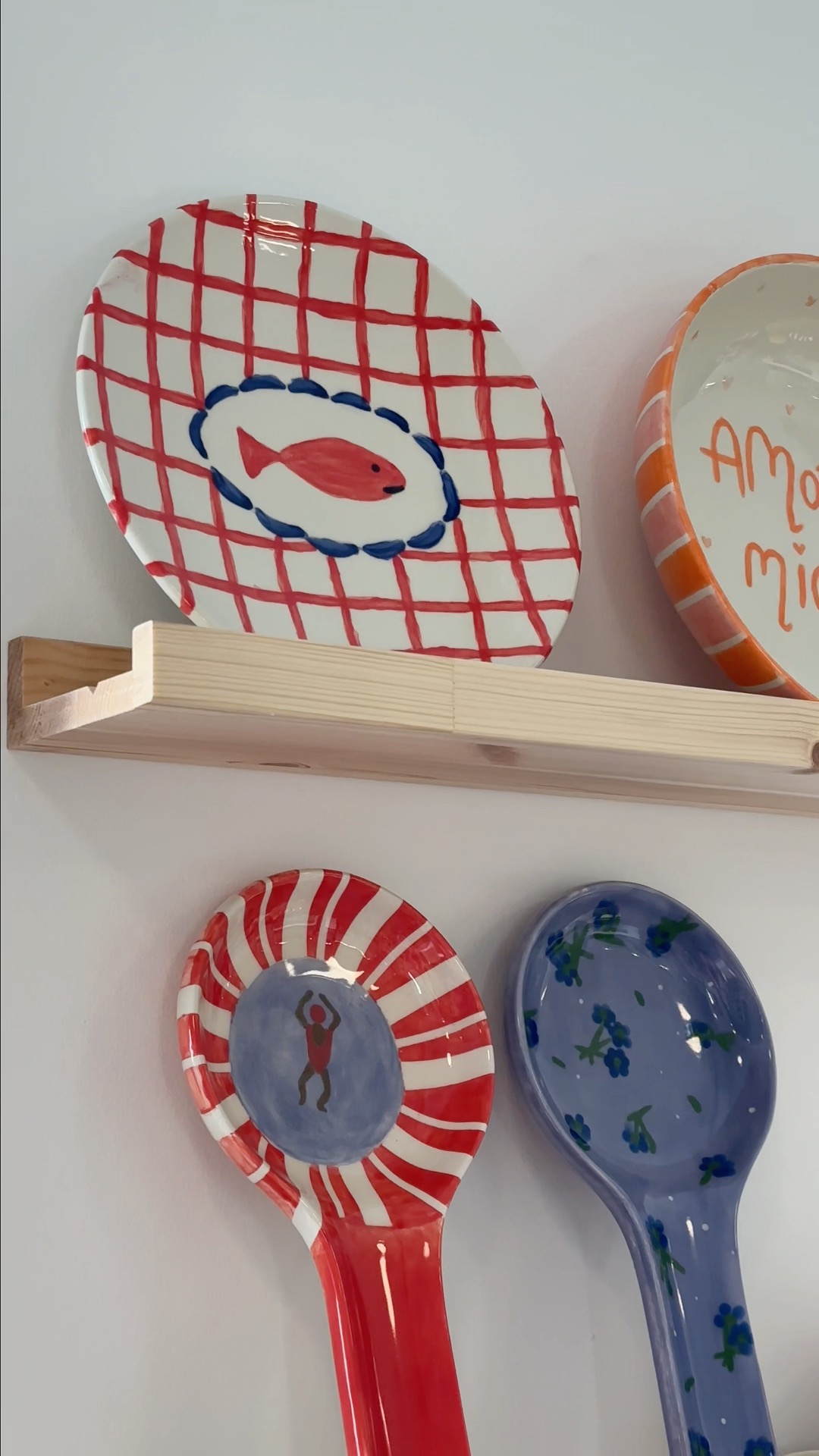 Toutes les étapes de la peinture sur céramique n’ont désormais plus de secret pour toi… de la création de ton biscuit à la sortie du four !
Maintenant à toi de jouer et de laisser parler ta créativité 🎨
#ceramique #atelier #créatif #peinture #tours
