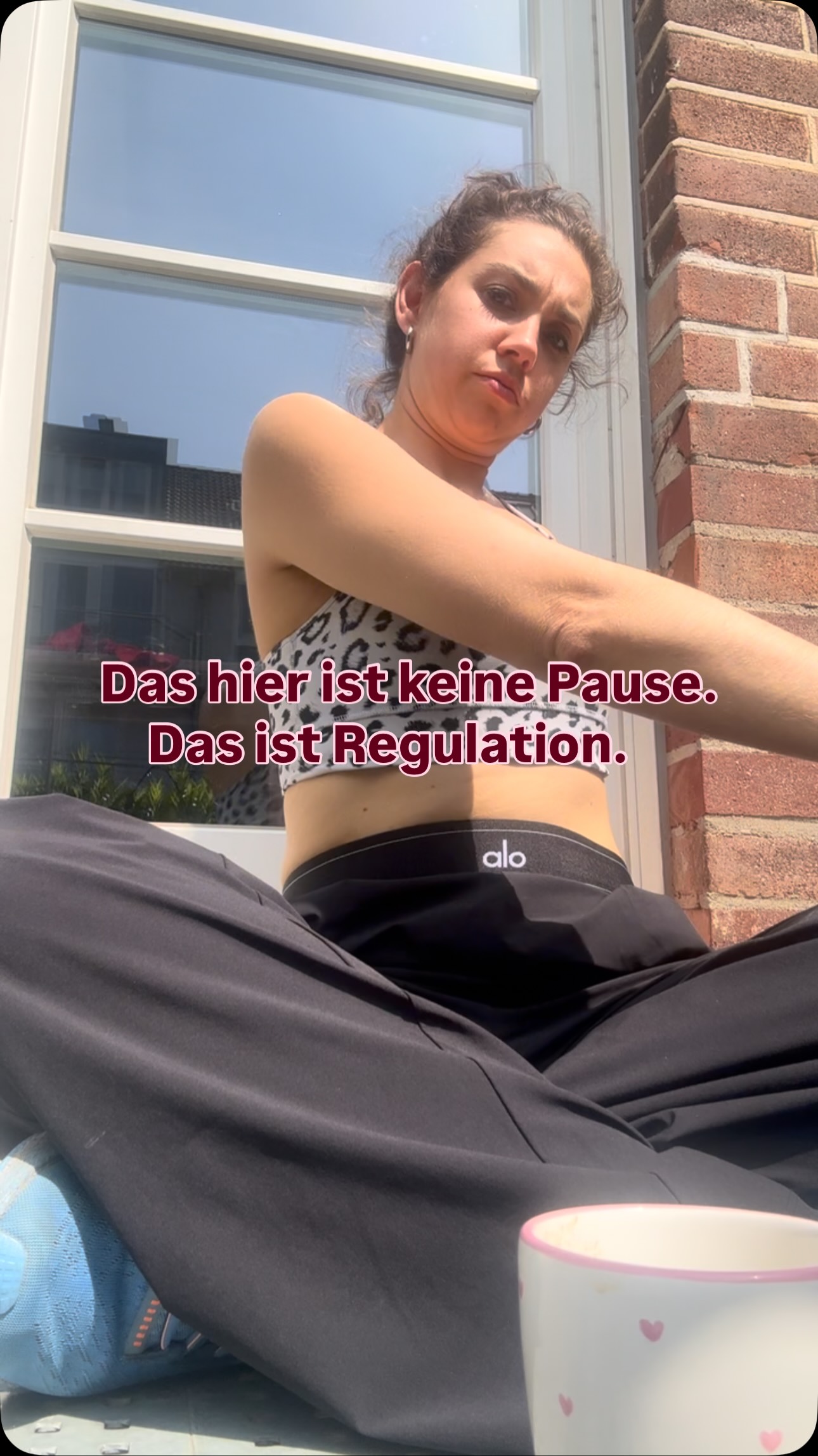 Heute war Muttertag. 🤍 Und gleichzeitig ein ganz normaler Mama-Tag. Zwischen Haushalt, Arbeiten, Hockeyturnier und Schwimmkurs, habe ich mir heute kurz diesen Moment genommen.
Sonne.
Atmung.
Bewegung.
Ein paar Minuten Ruhe auf der Terrasse.
Und früher hätte ich gedacht:
„Das bringt doch nichts.“
„Ich müsste richtig trainieren.“
„5 Minuten reichen nicht.“
Heute weiß ich: Genau diese kleinen Momente machen oft den Unterschied, denn dein Körper braucht nicht nur Belastung. Er braucht Entspannung 💆♀️ regelmäßig im Alltag in unserem Mama Chaos. Unser Körper braucht diese Regulation. Gerade als Mama.
Wenn wir dauerhaft funktionieren, organisieren und leisten,
bleibt unser Nervensystem oft im Alarmmodus, über Stunden, Tage, Monate.
Genau das kann Einfluss haben auf:
• unsere Atmung
• unsere Muskelspannung
• unseren Beckenboden
• unser Druckmanagement im Bauchraum
Und damit auch auf unsere Mitte. Deshalb geht es nicht immer nur um mehr Training. Manchmal geht es darum, dem Körper kurz das Gefühl zu geben:
🤍du bist sicher
🤍du darfst loslassen
🤍du musst gerade nichts leisten
Diese paar Minuten heute waren kein „Luxus“. Sie waren Teil meiner Routine, egal ob Arbeitstag oder Muttertag.
Teil von:
Back to your core. 🚀
🤍 An alle Mamas heute:
Du musst nicht alles perfekt machen.
Aber vergiss dich selbst dazwischen nicht.
Wann hattest du heute deinen ersten Moment nur für dich?
Speichern als Erinnerung für stressige Tage.
🤍 Folge mir für echten Mama-Alltag, Regulation & eine stabile Mitte