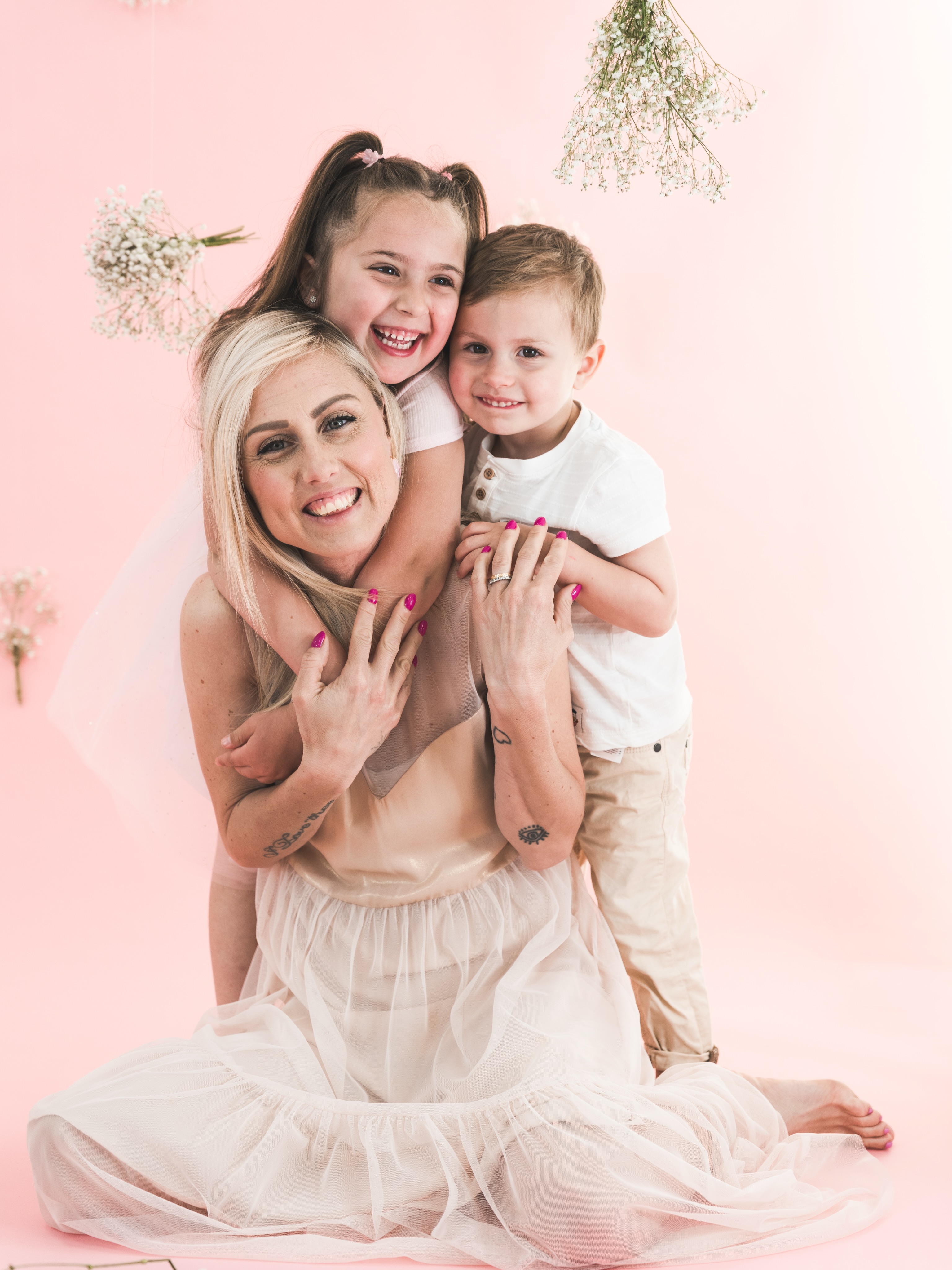MINI SESSIONE FESTA DELLA MAMMA 2026 🤍🌷
…abbiamo concluso oggi la seconda giornata! Non siamo neanche a metà dei servizi..ma ci siamo già tutti innamorati di questo set super rosa!
🤍🌷🎀