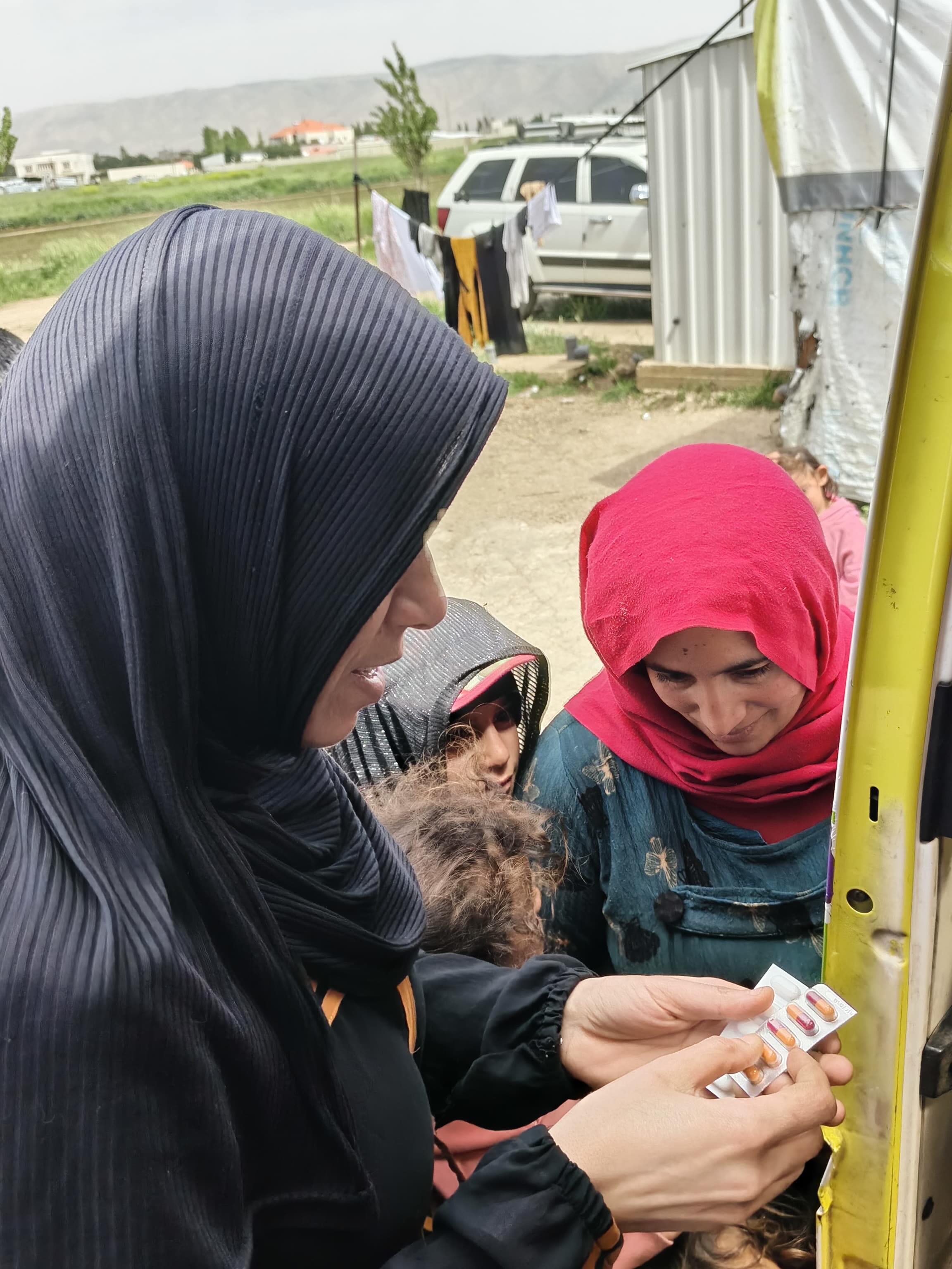 Heute war unsere mobile Klinik im Libanon wieder im Einsatz und hat 20 Patient:innen mit Fieber, Husten, Hautinfektionen und Erschöpfung behandelt. Medikamente konnten direkt abgegeben werden.
Neben der Behandlung gab es auch eine kurze Hygiene-Aufklärung, um die Menschen auf die Sommermonate vorzubereiten und Risiken zu reduzieren.
Was bleibt ist vor allem die Dankbarkeit der Menschen vor Ort und das Gefühl, wie wichtig dieser Zugang zur Versorgung weiterhin ist. Wir danken für eure Unterstützung. 💜 #borderfreeassociation #gemeinsamsindwirborderfree #mobileclinic #libanon🇱🇧❤️