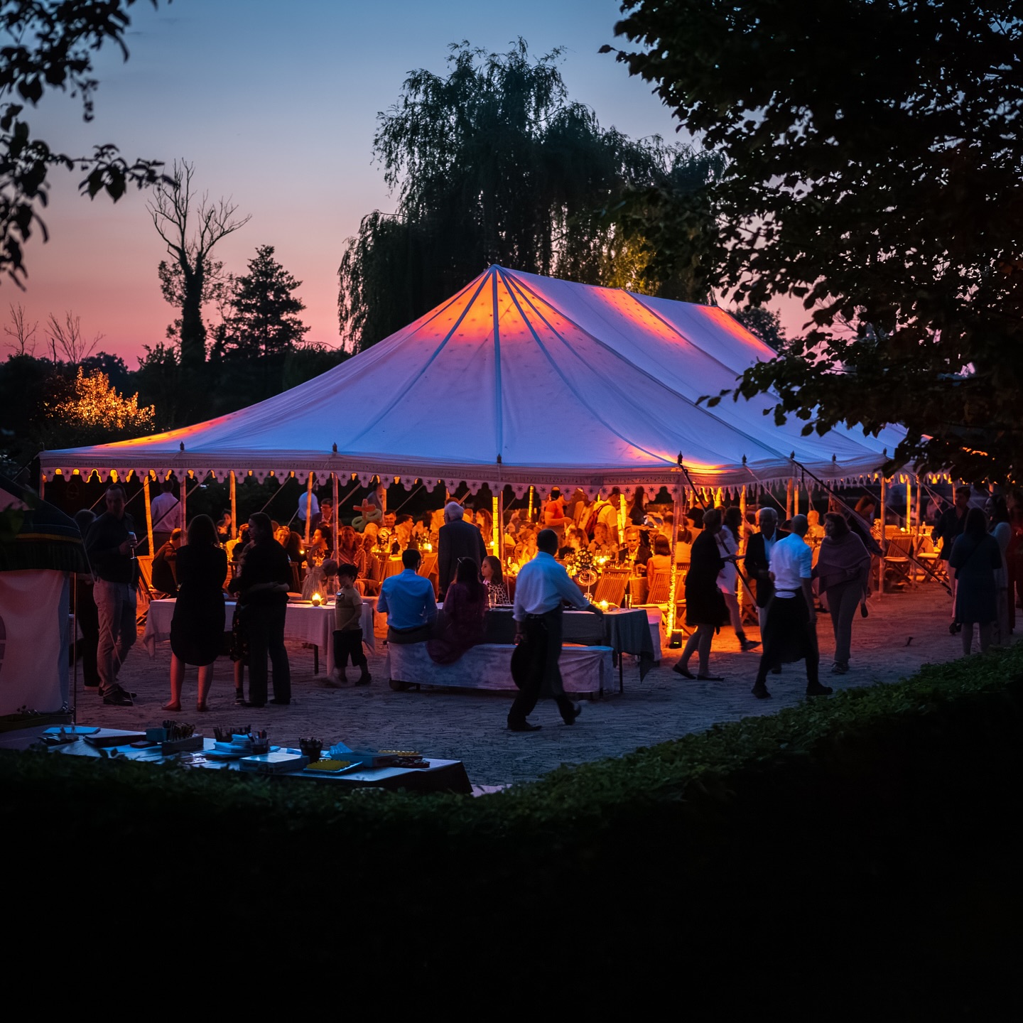 Wenn die Sonne untergeht und der Eibenhof in warmem Licht erstrahlt, beginnen die Momente, die niemand vergessen möchte. ✨
Zwischen Lichterketten, Musik und glücklichen Gästen entsteht eine Atmosphäre, die jede Hochzeit und jedes Event einzigartig macht.
Foto: @_koramedia_
#EibenhofBadSaarow #eventlocation #feiernamscharmützelsee