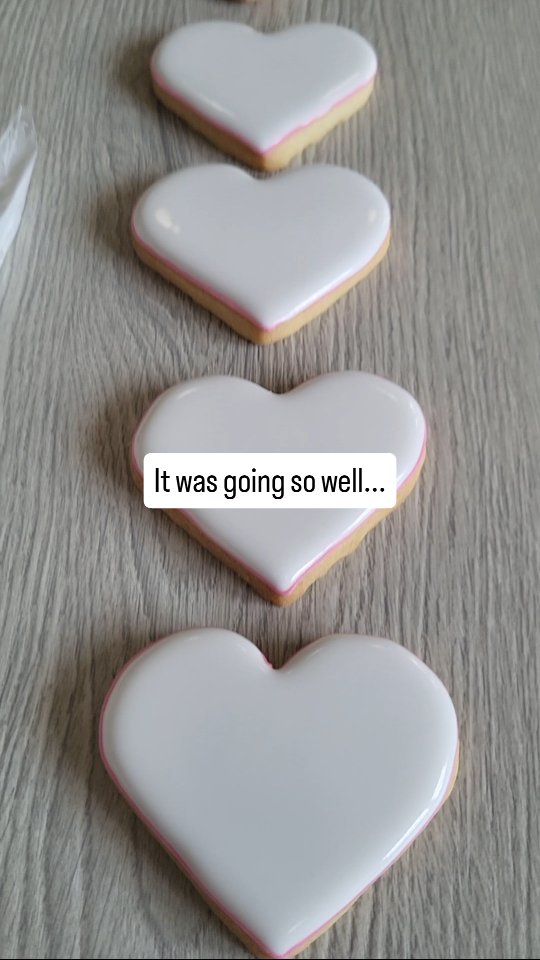 One biscuit away from success 😭🍪
Please tell me I’m not the only one who always runs out of icing at the worst moment?? 👀
#bakingproblems
#bakingreels
#cookiedecorating
#royalicing
#bakingfails