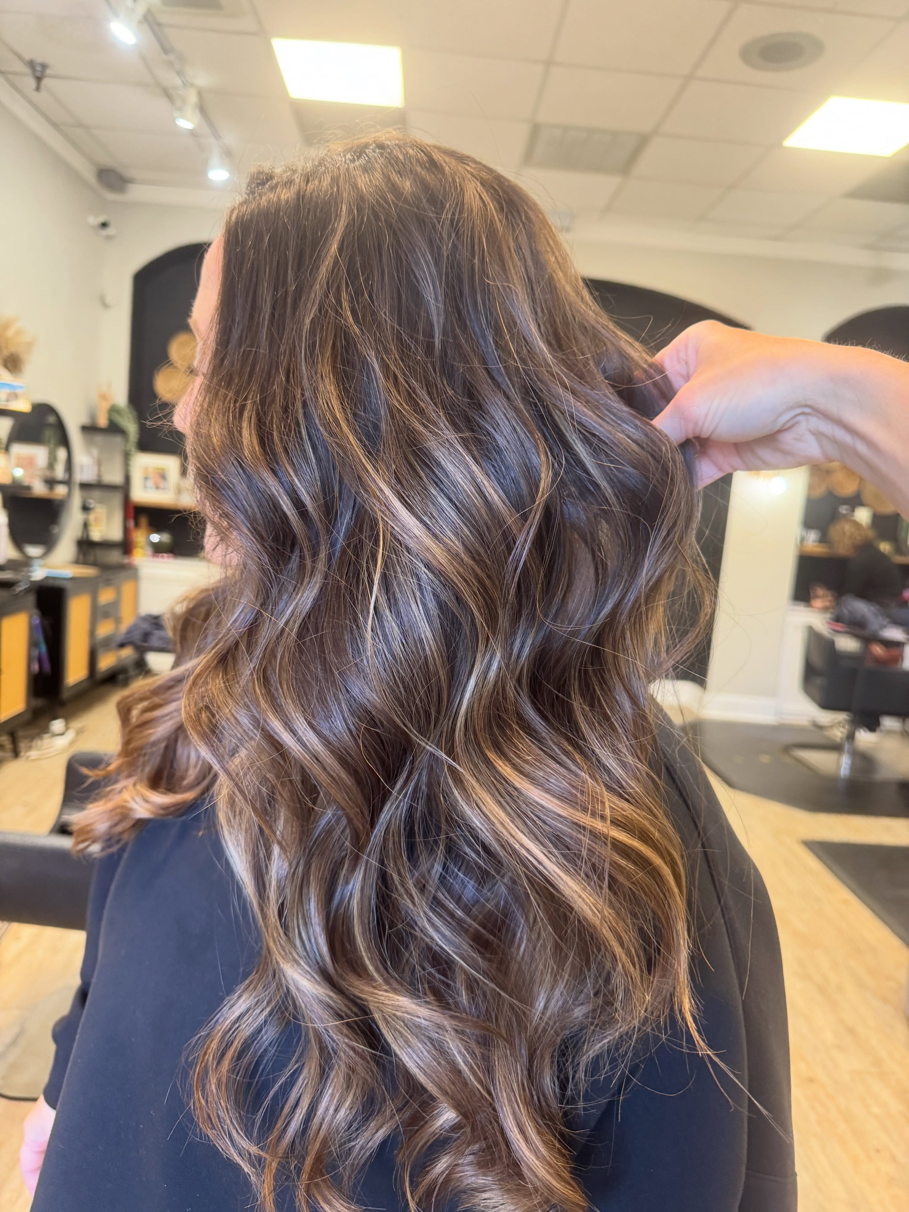Blondes don’t have all the fun around here!
Dimensional brunette and low maintenance.
#bhautesalon #colleyvilletx #colleyvillehairstylist