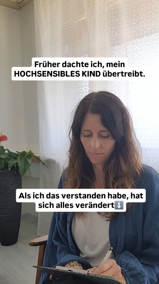 Hochsensible Kinder übertreiben nicht, ihr Nervensystem hat eine andere Verarbeitungsstrategie. Alles Erlebte wird länger abgespeichert (das nennt man langes Nachhallen). Deshalb wird ihnen schneller alles zu viel.
Ausserdem sind alle ihre Sinne feiner eingestellt, sie fühlen grundsätzlich mehr. Oft ist ein Wahrnehmungskanal noch speziell empfindlich.
➡️Als ich das verstanden habe, fiel es mir leichter zu verstehen, warum mein hichsensibles Kind oft empfindlicher reagiert.
🚫 Versuche Sätze wie: Übertreib mal nicht! Oder: Reiss dich zusammen! Zu vermeiden.
✅️ Finde heraus, was gerade das Bedürfnis deines hochsensitiven Kindes ist. Hab Verständnis für das sensible Nervensystem deines Kindes. Es will dich nicht verärgern, im Gegenteil.
➡️Folge mir für mehr Wissen und Tools zum Umgang mit hochsensiblen Kindern.
➡️Speichere dir dieses Video ab, damit du es im Notfall zur Hand hast.
Herzlich, Jacky 🦋