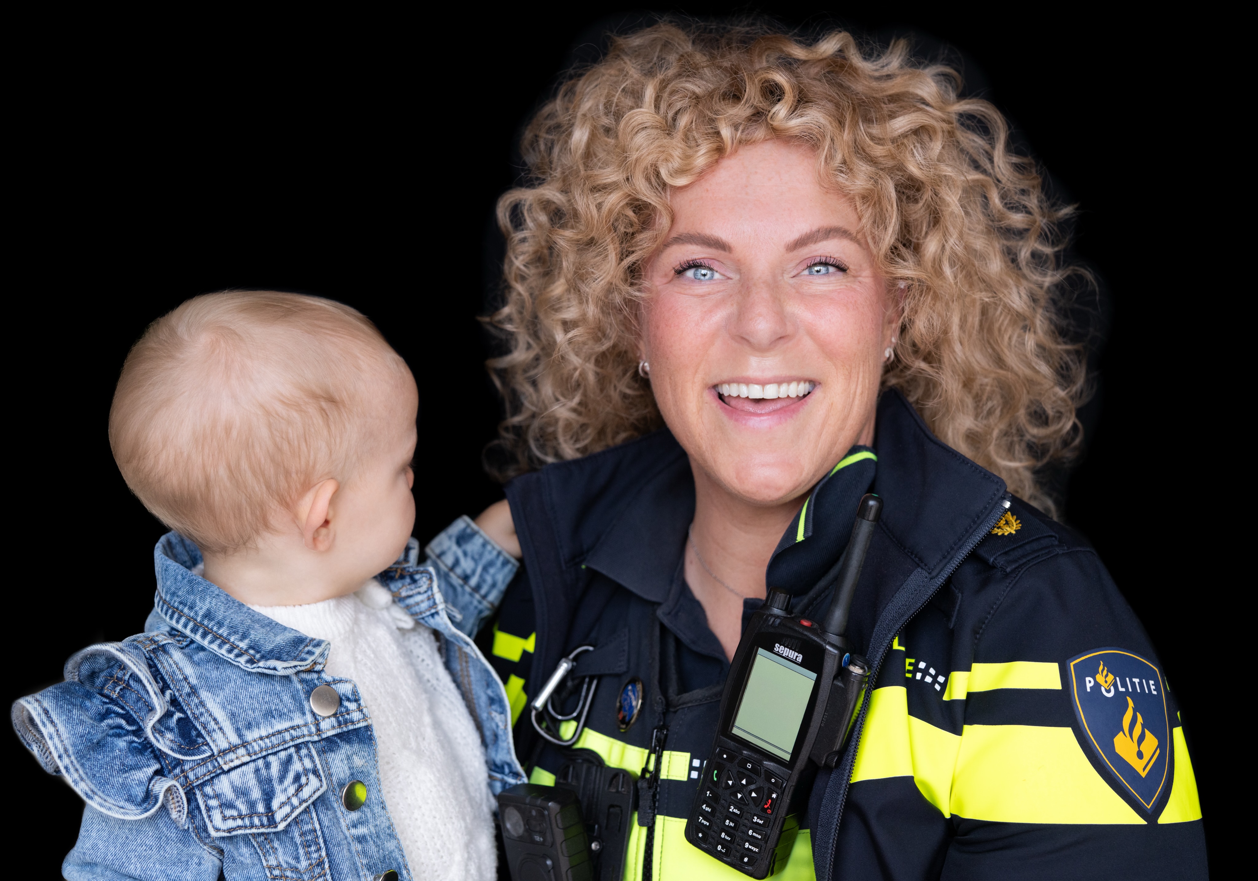 Tijdens werk stoer en sterk in uniform. Thuis de zachtste armen voor haar kleine meisje ๐๐ฎโโ๏ธ๐ง๐ผ
Fijne Moederdag aan alle powermamaโs die elke dag beschermen, zorgen en onvoorwaardelijk liefhebben โค๏ธ