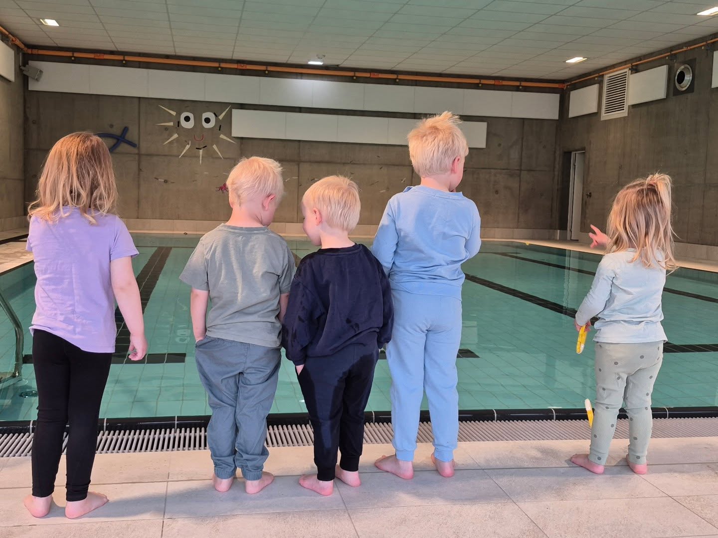Denne gjengen badet i dag med klær på, en ny opplevelse for alle. Nyttige erfaringer å ta med seg videre.
Hvordan kjentes det ut, ble det tyngre? Kunne dere bevege dere på samme måte? Hvordan opplevdes temperaturen? Hvordan var det å få klærne av?Var det forskjell på å bade med klær og kun i badetøy? Dette var noe av det barna snakket om underveis. På småbarnsvømming ønsker vi at barna skal få kjennskap til hvordan ulike ting påvirker de i vannet, samtidig så er også tanken at alt de får prøvd i trygge omgivelser vil styrke de om de skulle oppleve lignende uplanlagte situasjoner seinere.