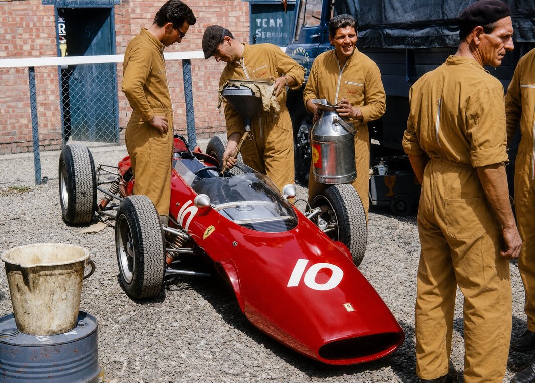 Mechanic Overall 🛠️
Iedereen wil er goed uit zien aan het stuur van zijn of haar oldtimer. Wil je er even goed uitzien in je garage? Met onze @suixtil vintage racing overalls kan dat! Geïnspireerd op de Ferrari mechaniekers uit de jaren 50 en 60 en gemaakt in duurzaam materiaal afgewerkt met teflon coating voor extra stevigheid. Beschikbaar in het beige of blauw op onze webshop of in de Pilota winkel in Geel.
Opening op Pinkstermaandag 25 mei 🥂
#pilota #pilotageel #suixtil #ferrari #mechanicoverall