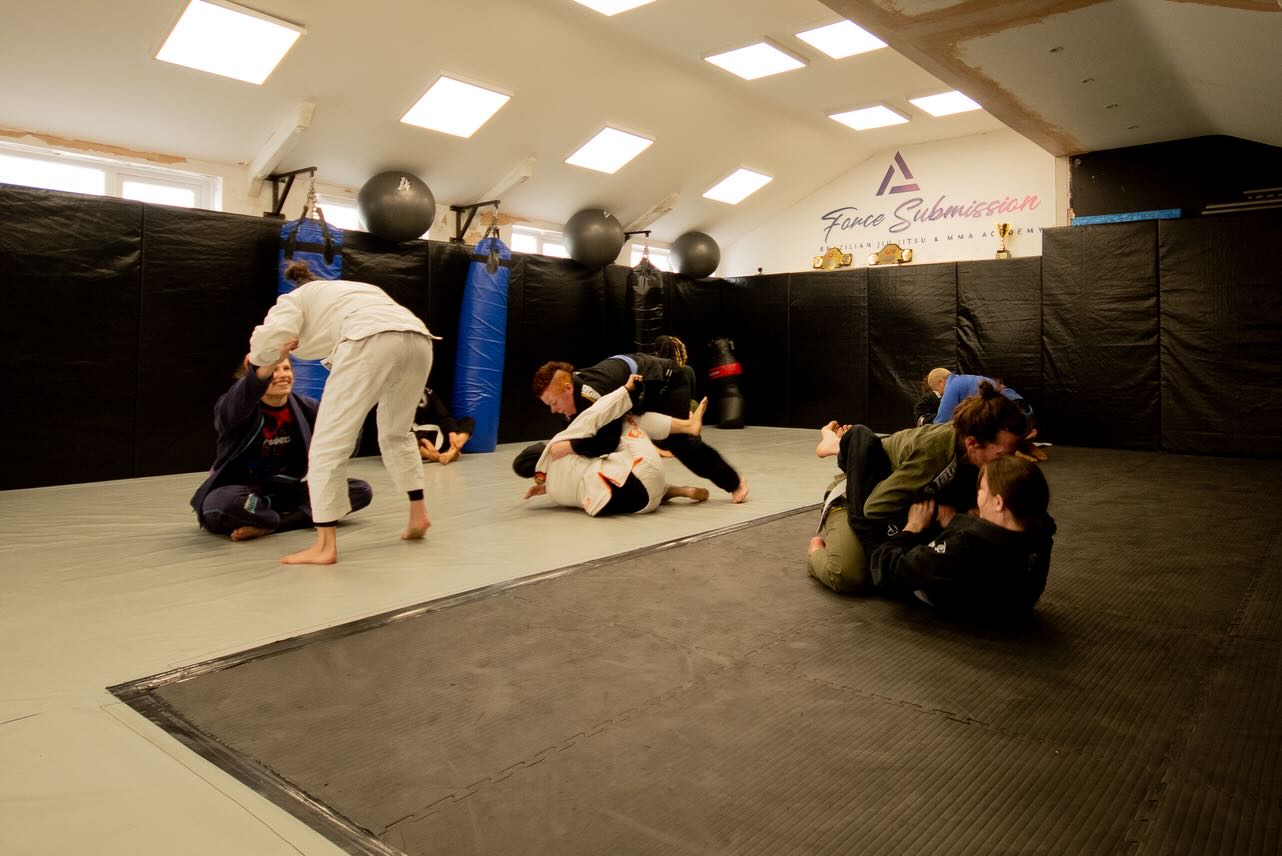 It was incredible to have so many women on the mats last weekend for our women’s open mat.
Seeing athletes from different gyms come together to train, learn, roll, and support each other is what the jiu jitsu community is all about. The energy in the room was amazing — full of encouragement, hard rounds, laughter, and people pushing each other to improve.
Whether you’ve been training for years or you’re just starting your journey, spaces like this matter. We’re proud to continue building an environment where women feel welcome, confident, and inspired to step on the mats.
A huge thank you to everyone who came down, trained hard, and made the atmosphere so positive. We can’t wait to host the next one already
Huge thank you to @bensgrapplelens for the great shots!
@210jiujitsu
@210ladies
#bjj #brazilianjiujitsu #bjjgirls #baldock #hertforshire