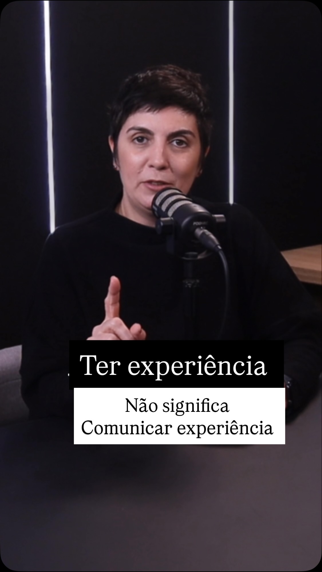 Ter experiência não significa saber comunicar essa experiência.
Muitas mulheres com trajetória consolidada têm repertório, conhecimento, histórias, aprendizados e uma visão própria sobre o que fazem.
Mas isso não aparece automaticamente no digital.
Uma coisa é ter autoridade na vida profissional.
Outra coisa é fazer essa autoridade ser percebida por quem acabou de chegar no seu perfil.
Por isso, nem sempre o problema é falta de ideias, frequência ou formatos.
Muitas vezes, o que falta vem antes: clareza
Experiência não vira conteúdo sozinha.
Ela precisa ser organizada, traduzida e comunicada com intenção.
Você não precisa começar do zero. Precisa começar com mais critério.