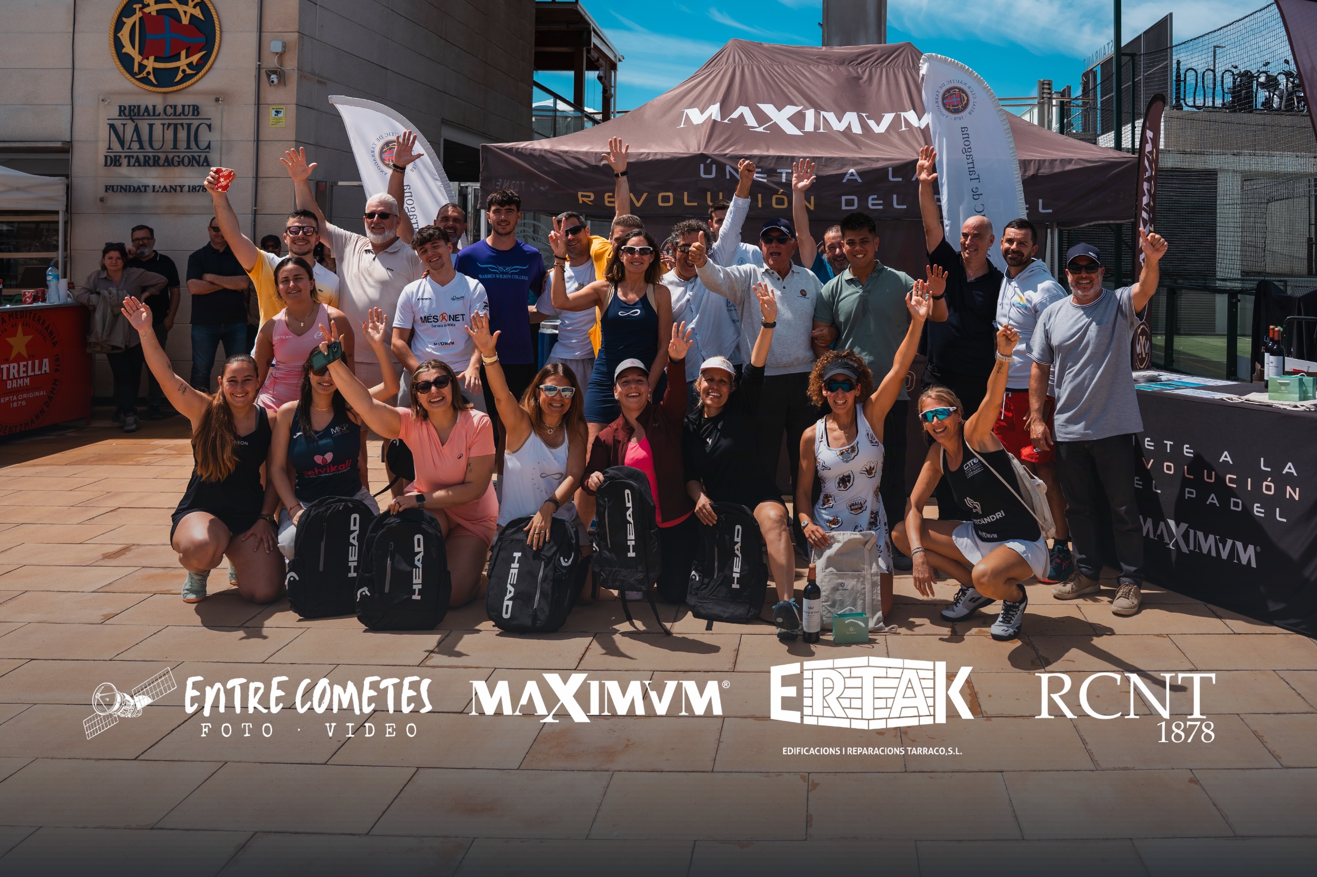 🎾🔥 ASÍ CERRAMOS EL ERTAK GRAND SLAM 🔥🎾
Campeones, subcampeones, premiados y los afortunados del sorteo final juntos en el Reial Club Nàutic de Tarragona 🌊
Esta foto lo dice todo.
Porque en un Maximum, no solo ganan los que levantan el trofeo 🏆
También ganan los que se llevan esto a casa 👇
🍽️ Cena para 2 en Selvático
🍽️ Cena para 2 en La Jartá
🍽️ 2 menús en Restaurant Nàutic Tarragona
🍽️ Cena para 2 en Parici Gastrobar
🎾 Socio gratis en el Reial Club Nàutic de Tarragona
Gracias a ERTAK CONSTRUCCIONS por hacer de este torneo algo grande 🤝
Gracias al Reial Club Nàutic y a su presidente por recibirnos con tanto cariño — volver aquí siempre es especial 🌊🙌
Y gracias a todos los que jugasteis, competisteis y lo disteis todo esta semana 💪
Nos vemos en el siguiente: VADECASA GRAND SLAM, ¡¡inscribete ya!! 🔥
✖ Maximum Padel Tour ✖