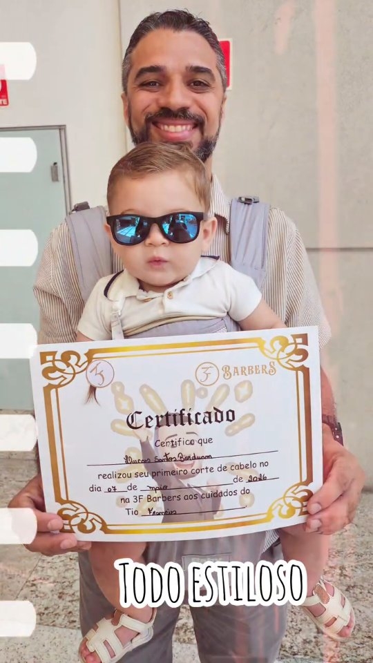 O primeiro corte de cabelo a gente nunca esquece!
Escolhemos a @3fbarbers para a primeira experiência do Luquinhas numa barbearia e não nos arrependemos. Um daqueles momentos simples, mas que ficam marcados pra sempre no nosso coração.
Teve carrinho, cuidado, paciência e até certificado com uma mechinha do cabelinho guardada pra recordação 🥰
Nosso pequeno cresceu mais um pouquinho hoje… e o coração da mamãe fica como? Ahhhhh! Num guento 😭
#primeirocorte #babylife #paisdemenino #bebêestiloso #cabelinhonaregua📏✂️