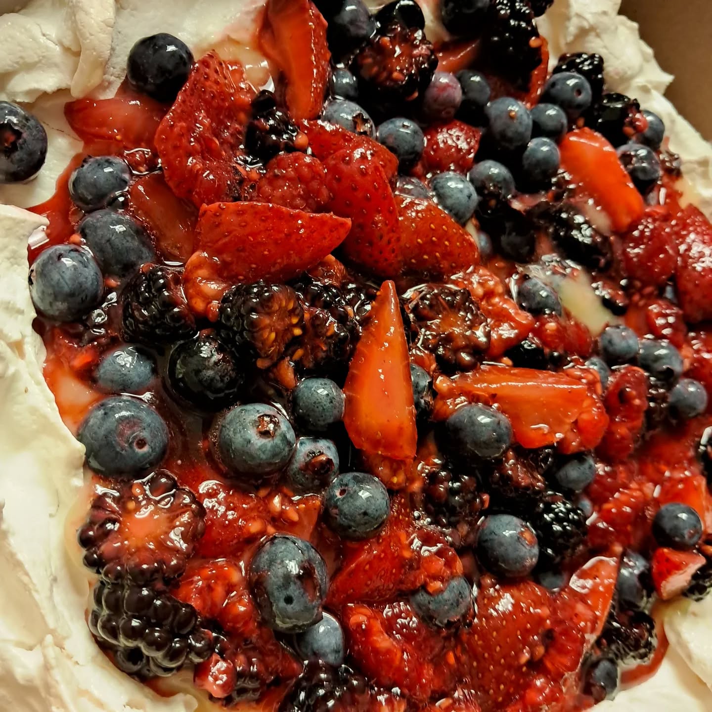 What was in that @thepinkboxbaker box? Well it was a berry and lemon curd pavlova! The shell is lightly crunchy on the outside and chewy on the inside.
The Buttered Marshmallow lemon curd always delivers the that tartness that plays foil to the sweet. Beautiful, handmade, and delicious 😋