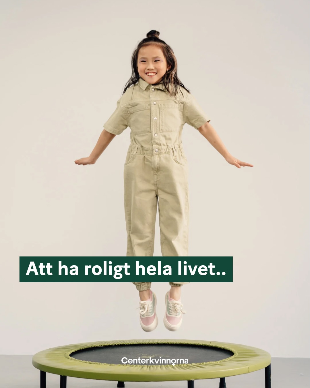 Självklart ska du kunna hoppa studsmatta med både barn och barnbarn!
För oss i Centerkvinnorna handlar jämställdhet om friheten att äga sin egen kropp och sin livskvalitet genom hela livet. Men idag är det ingen självklarhet för alla. Sverige har en av de högsta andelarna allvarliga förlossningsskador i hela OECD, och bristande eftervård gör att många kvinnor slits itu och tvingas lida i tysthet.
Att föda barn ska inte innebära livslånga fysiska begränsningar som påverkar hälsan långt efter småbarnsåren. Vi vägrar acceptera en vård där kvinnors hälsa blir en gissningslek.
Vi kämpar för en förlossningsvård och kvinnohälsa som håller hela vägen:
- Vi vill att eftervården utökas och att mer resurser tillsätts så att förlossningsskador upptäcks tidigare och behandlas snabbare.
- Det ska finnas en tydlig mininivå för vad förlossningsvården ska erbjuda, oavsett var i landet du bor.
- Vi vill se satsningar på kvinnors åldrande och förebyggande hälsoarbete så att livskvaliteten bevaras även på äldre dagar.
Jämställd vård är en förutsättning för frihet. Vi bygger ett Sverige där du ska kunna vara aktiv, ha kul och röra dig fritt på dina egna villkor – i alla skeden av livet.