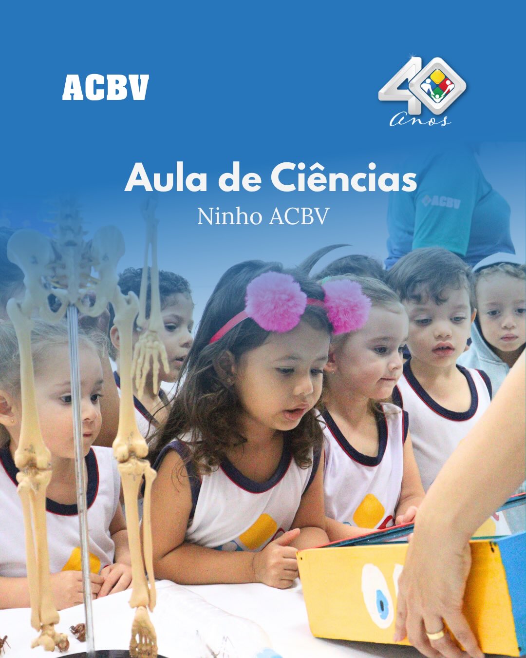 | A Assinatura do Criador na Ciência: Vivência no Ninho
A compreensão do mundo natural, sob a ótica da Academia Cristã de Boa Viagem, é uma extensão do reconhecimento da soberania divina. No Ninho ACBV, os alunos participaram de uma aula de ciências fundamentada na observação detalhada da criação.
A professora do Fundamental II, Ethiene Arruda, estabeleceu uma ponte pedagógica entre os diferentes níveis de ensino ao introduzir aos pequenos conceitos sobre a fisiologia das plantas e a complexidade do esqueleto humano.
Essa interação reforça a continuidade da excelência acadêmica que caracteriza a instituição, preparando os estudantes para uma compreensão profunda da vida desde a primeira infância.
#academiacrista #40anosACBV