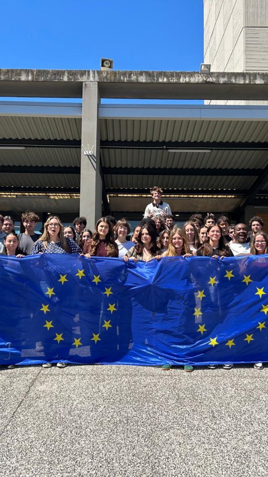 Hier, la Maison de l’Europe était au Lycée Frédéric Mistral ! 🇪🇺
Notre équipe a animé un jeu de simulation du Conseil de l’Union européenne avec les élèves du lycée.
Débats, négociations et prises de décision étaient au rendez-vous pour permettre aux participants de découvrir le fonctionnement des institutions européennes de manière interactive et ludique.
Une belle expérience d’échange et de réflexion autour de la citoyenneté européenne !
Merci au Lycée Frédéric Mistral pour son accueil et bravo aux élèves pour leur implication tout au long de l’animation.
