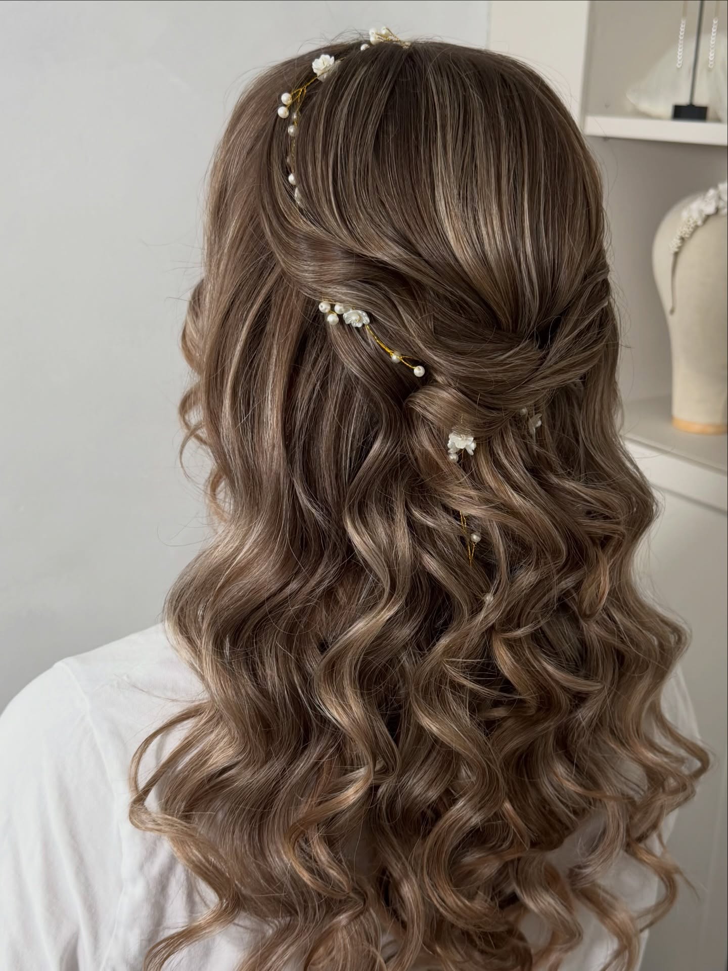 Diese Frisuren liebe ich besonders 🤍
Weiche Wellen, leichte Steckelemente und feine Accessoires wirken elegant, ohne zu streng auszusehen. Gerade bei langen Haaren entsteht so ein Look, der modern aussieht und trotzdem den ganzen Tag harmonisch bleibt ✨
Die kleinen Perlendetails machen die Frisur nochmal besonders schön und passen perfekt zu einem natürlichen Brautstyling 👰🏼
Würdest du dich eher für offenen Wellen oder eine Hochsteckfrisur entscheiden? 💍. #brautfrisur #brautstyling #bridalhair #hochzeitsfrisur #brautnrw hochzeitaachen brautmakeup weddinghair bridalwaves brautlook