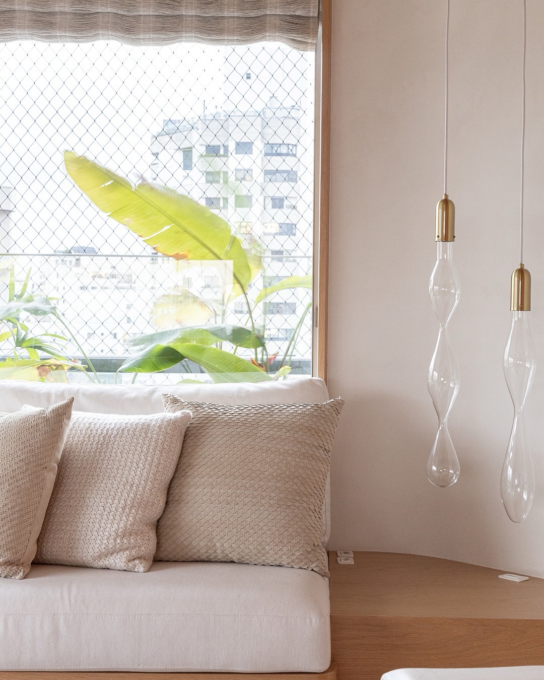 Apto MC
A iluminação do Apartamento MC é concebida como elemento arquitetônico estruturante dos ambientes.
Forros em Barrisol, com membranas translúcidas, simulam luz zenital e distribuem luminosidade difusa pelos ambientes.
Nas áreas mais íntimas, a luz assume um tom mais contido, criando contraste com os espaços sociais e equilibrando atmosfera e uso ao longo da planta.
Fotografia: @mortattistudio