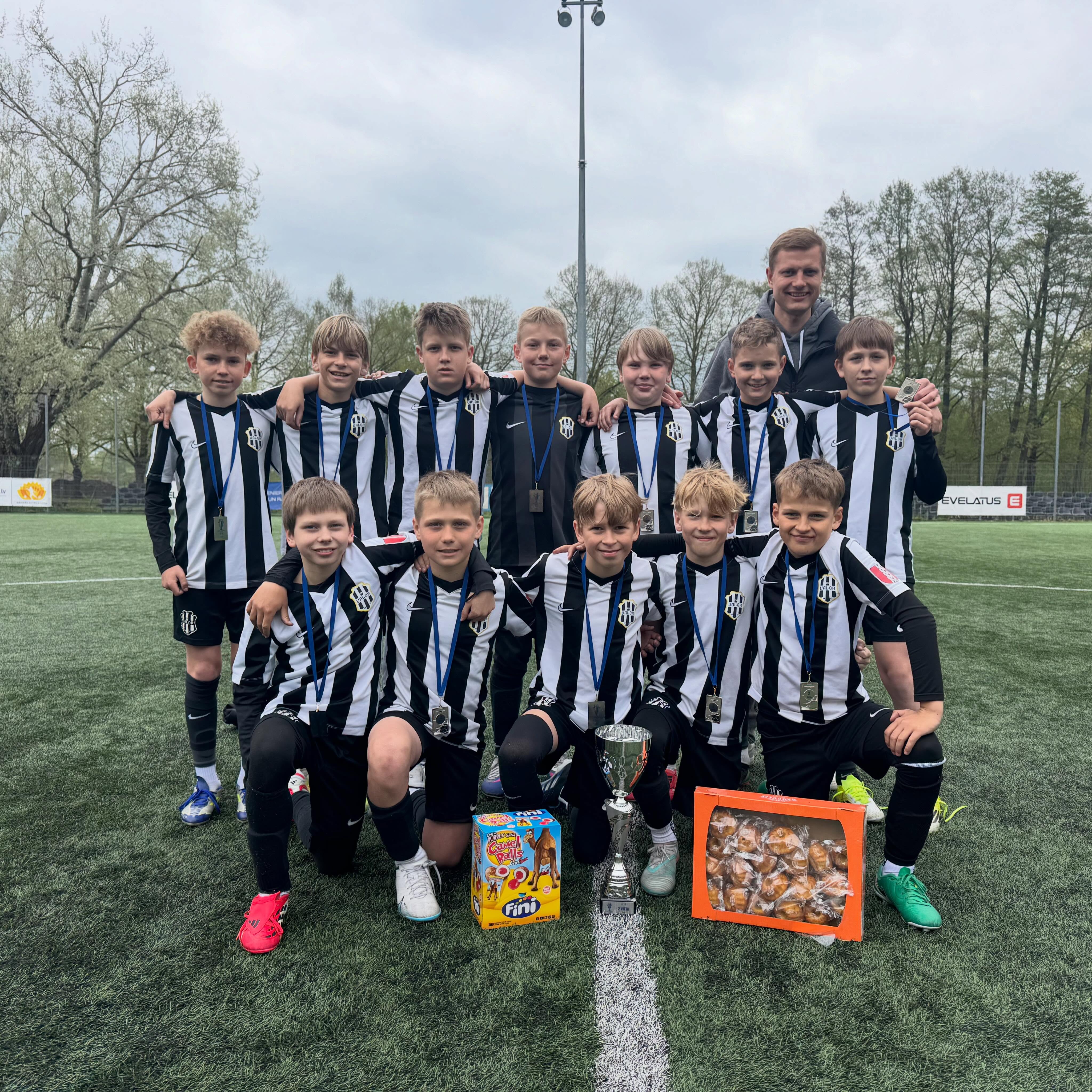 FK VALOR U12 komanda izcīna 2.vietu Kriša Maišītāja piemiņas turnīrā! 🖤⚽
🔝Turnīra laikā komanda parādīja raksturu, cīņassparu un saliedētību, aizvadot vairākas spraigas spēles pret spēcīgiem pretiniekiem.
Turnīra spēļu rezultāti:
1️⃣ FK VALOR 1:0 MĀRUPES NSS / 2015
2️⃣ FK VALOR 0:0 MĀRUPES NSS
3️⃣ FK VALOR 2:0 FS METTA / SKANSTE
4️⃣ FK VALOR 2:0 RĪGAS FS
Paldies vecākiem par atbalstu visas dienas garumā! 🙌
#FKValor #U12 #KrisaMaišītājaKauss #Sudrabs
