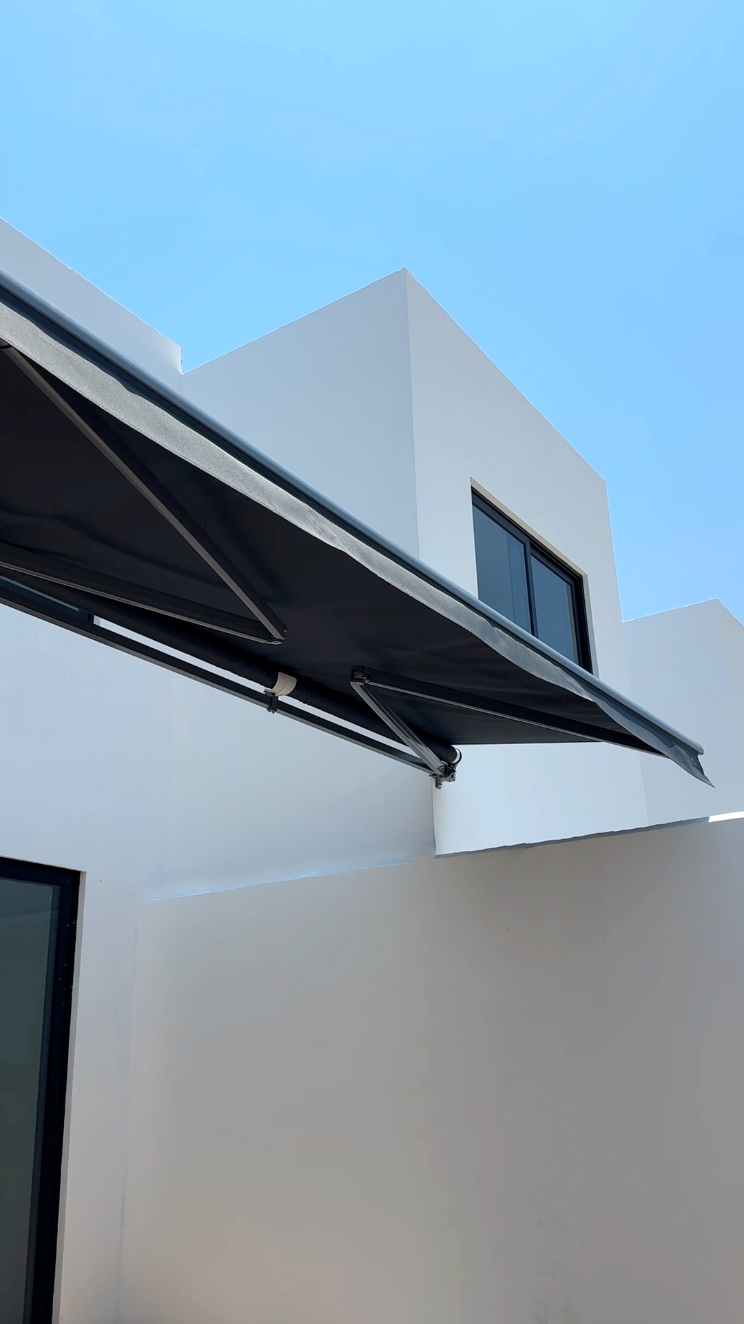 Si el sol no te deja usar tu terraza, esto lo soluciona. ☀️
Los toldos retráctiles son una solución muy práctica para exteriores.
Funcionan con un sistema que te permite abrirlos o cerrarlos fácilmente, incluso con control.
Esto te ayuda a regular la cantidad de sol o sombra según el momento del día. 🌤️
Además, protegen muebles y espacios del sol directo.
Son una forma sencilla de hacer que terrazas o patios sean mucho más cómodos.
Cotizar tu proyecto con nosotros.
📲 Envíanos un mensaje al 442 592 6041 por WhatsApp o agenda una visita para asesorarte.
#ToldosRetractiles #Terrazas #DiseñoDeExteriores #Toldosinteligentes #CasaDecoración