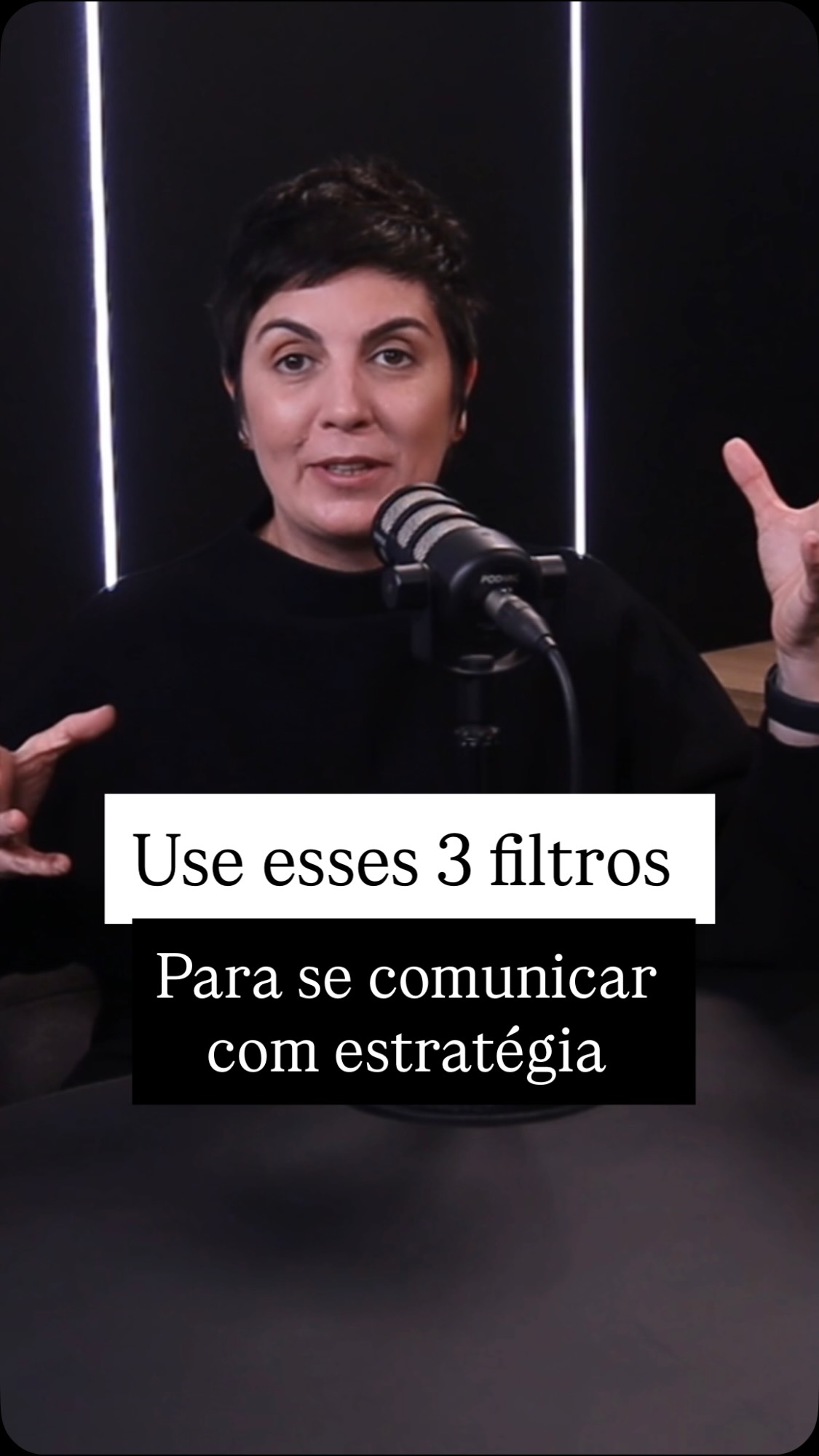 Nem toda experiência deve virar post do mesmo jeito.
Algumas experiências servem para gerar identificação.
Outras servem para provar autoridade.
Outras ajudam a explicar seu método.
Outras sustentam sua oferta.
Quando você não faz essa separação, sua comunicação pode até ter valor, mas fica dispersa.
Por isso, antes de transformar uma história em conteúdo, passe sua experiência por três filtros:
1. Isso prova autoridade?
Mostra sua capacidade de diagnosticar, decidir, conduzir, orientar ou resolver?
2. Isso ajuda minha audiência a entender meu valor?
A experiência vira aprendizado, distinção, alerta ou uma nova forma de enxergar o problema?
3. Isso sustenta minha oferta?
Esse conteúdo prepara a audiência para aquilo que você vende?
Conteúdo estratégico não nasce apenas do que você viveu.
Nasce da curadoria sobre o que da sua trajetória precisa ser compreendido.
Antes de perguntar “isso pode virar post?”, pergunte: “isso constrói que percepção sobre a minha autoridade?”