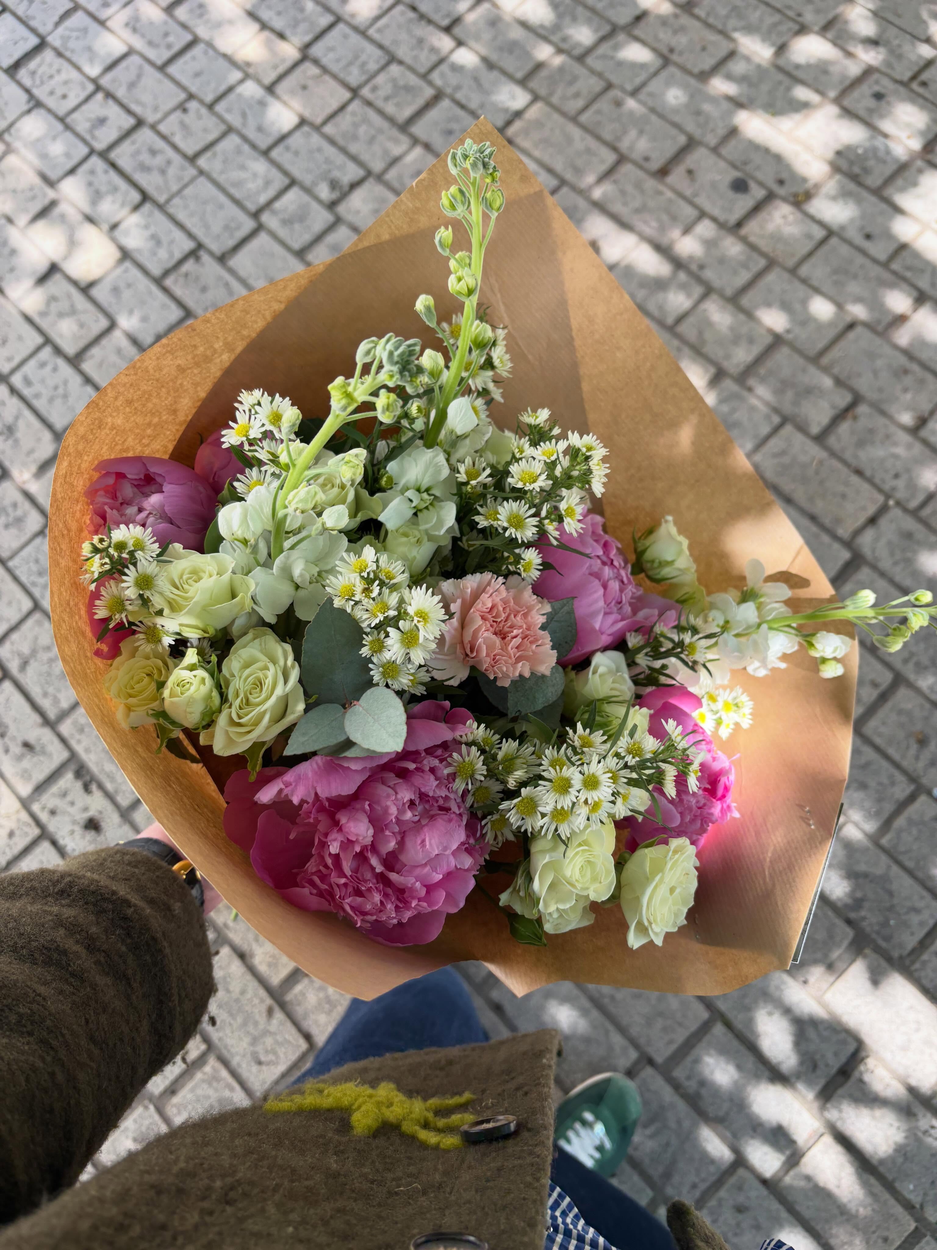 Bon jeudi fleuri ! 💐💐💐
Des fleurs livrées chez vous ou sur votre lieu de travail, pour vous ou pour ceux que vous aimez !
Pour vos événements ou simplement pour embellir vos intérieurs !
Pour rappel, la livraison est offerte dans le 2ᵉ arrondissement de Lyon ainsi que pour les abonnements professionnels.
Vous décidez, je crée !
Des fleurs partout, tout le temps, depuis 2022 •
#bouquet #fleurs #fleuristelyon #collectifdelafleurfrançaise