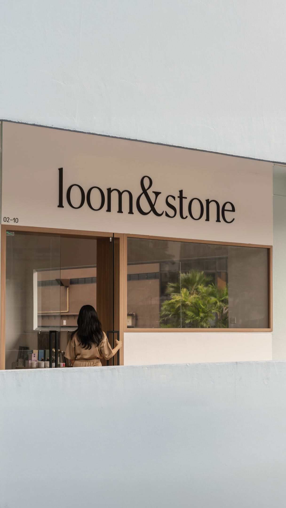 Set the space, styled the collection, and let the experience speak for itself.
A day behind the @loomandstone store opening — every corner considered, every detail intentional, every guest leaving with something that lingered. 🤍