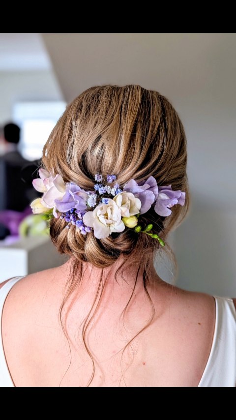 Sometimes the detail that transforms a bridal hairstyle is the simplest one ✨
For this bride, adding florals completely elevated her updo and brought the whole look together. Hair accessories can make such a difference in styles that may feel a little too plain on their own. Whether it’s florals, pins, clips, or a headband, the right accessory adds that extra finishing touch without taking away from you.
If your bridal hairstyle feels like it’s missing something, the answer might just be in the details 🤍
Hair by Lina 💜