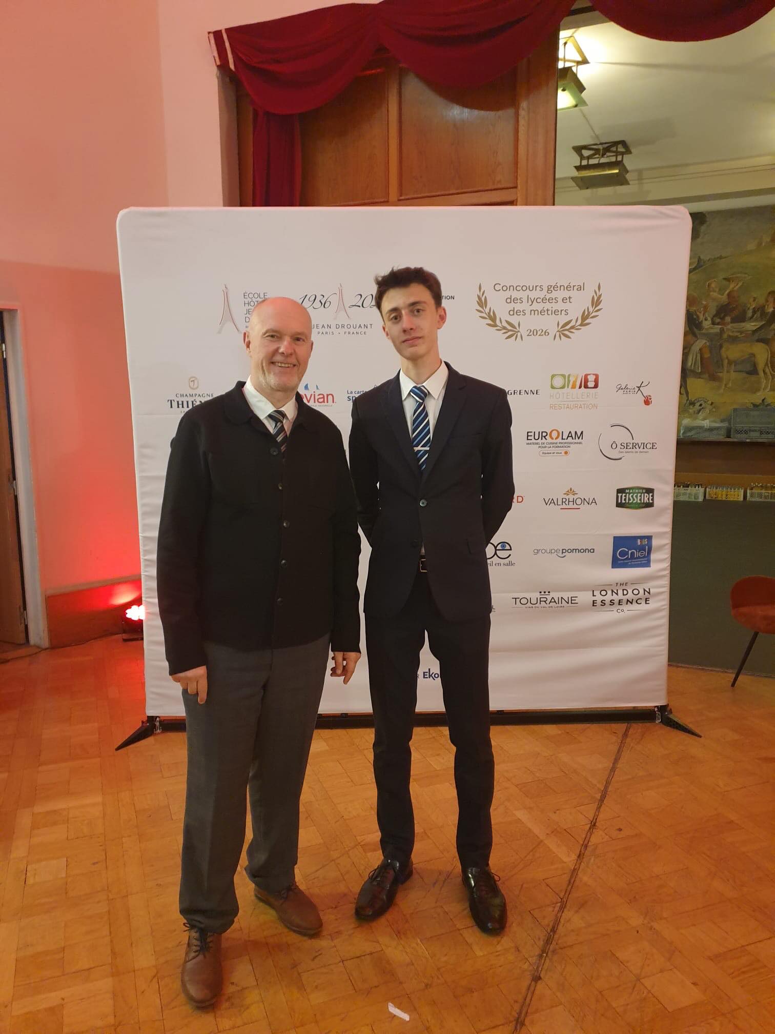 ✨ Cap sur Paris pour la finale du Concours Général des Métiers ! ✨
Thierry Pascal a eu la fierté d’accompagner Johan Cappan, élève de Terminale Bac Pro, à Paris ce 8 mai pour représenter brillamment notre établissement lors de cette prestigieuse finale.
Un moment fort, riche en émotions, en engagement et en excellence, des valeurs qui portent nos élèves au plus haut niveau.
Bravo à Johan pour son travail, sa détermination et son parcours inspirant 👏🔥
Le lycée hôtelier de Nice continue de former les talents de demain, prêts à relever les plus grands défis du secteur.