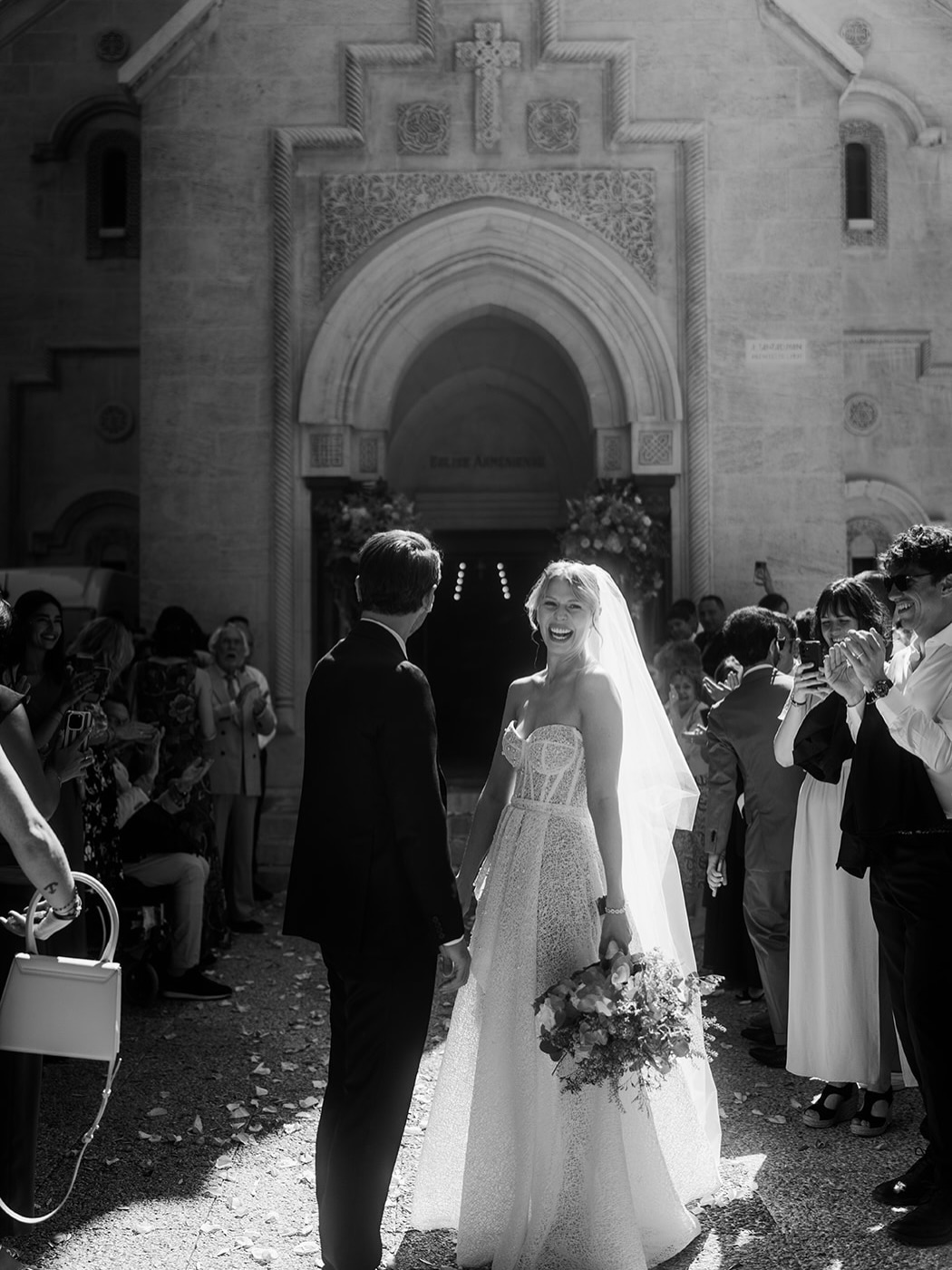 Cécile, ou la magie d’un instant suspendu au cœur des Carrières de Lumière. ✨
Pour ce mariage hors du temps, il fallait une robe de mariée capable de rivaliser avec la démesure et la poésie de la pierre. Cécile a choisi la robe YAYOI, une création que nous avons façonnée entièrement sur-mesure à l’atelier pour qu’elle devienne son évidence.
Voir cette robe évoluer dans un décor aussi exclusif et minéral est une émotion indescriptible. Et pour braver la fraîcheur naturelle des carrières tout en gardant cette allure moderne, elle a choisi de compléter sa silhouette avec la veste DAN, l’alliée parfaite pour marier confort et élégance graphique.
Entre les jeux d’ombre et de lumière de ce lieu mythique, Cécile rayonnait d’une sérénité rare.
Un lieu d’exception pour une mariée d’exception.
Merci Cécile pour ta confiance et de nous avoir permis de faire partie de cette aventure hors normes.
Merci de m’avoir fait confiance 🤍
Mariés : @pitchaach @matteodazur
Photos : @thewildstrawberry.picture
Weddingplaner : @camille_tchorbadjian
⸻
Je suis Manon Gontero, créatrice de robes de mariée depuis plus de 15 ans à Marseille. Je
t’accueille personnellement en essayage. Infos & rendez-vous via le lien en bio.
#robedemarieesurmesure #creatricerobedemariee #weddingdress #bridetob