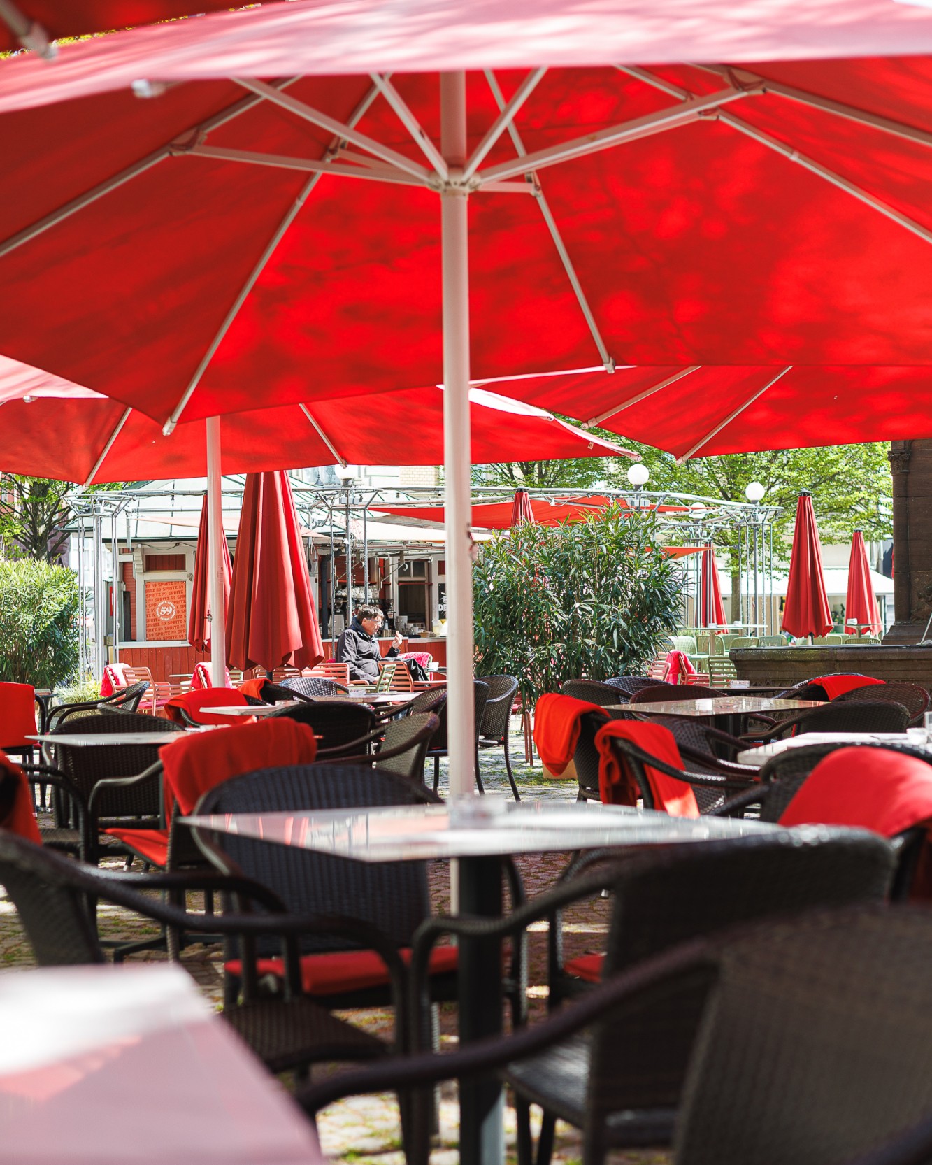 Sobald die Sonne rauskommt, zieht’s einen einfach nach draußen ☀️✨
Genau deshalb richten wir unsere Terrasse jeden Tag mit ganz viel Liebe für euch her —
damit ihr einfach ankommen, abschalten und den Moment genießen könnt. 🤍
#ludwigskarlsruhe #terrassenzeit #karlsruhegehtaus #sommermomente #momenteimludwigs