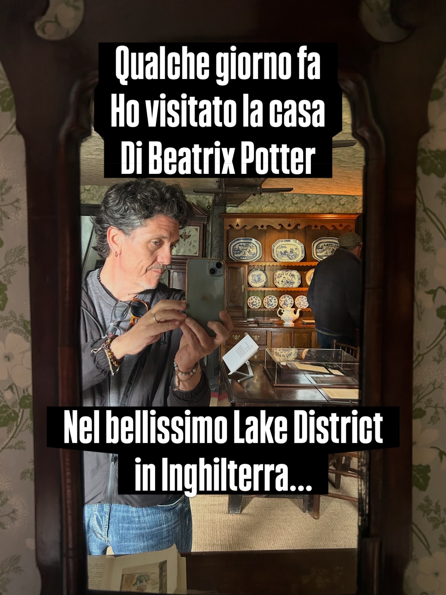 Per un “giocattolaio” come me, visitare la casa di Beatrix Potter ha significato entrare in un mondo incantato dove la natura, il silenzio e l’immaginazione convivono ancora.
-
Tra queste pareti sono nati personaggi che hanno attraversato generazioni, da Peter Rabbit agli animali vestiti con minuscole giacche e scarpe che da bambini sembravano così reali. Quanto li adoro 😍
-
Ma la cosa più sorprendente è un’altra: tutto qui racconta quanto Beatrix Potter amasse davvero la terra, gli animali e la vita semplice del Lake District. E ti fa davvero percepire chiaramente come dalla semplicità possa nascere la magia.
-
Non sembra una casa-museo.
Sembra che qualcuno sia appena uscito per una passeggiata e stia per tornare.
Se mai dovessi trovarti da quelle parti non lasciarti sfuggire l’occasione 😉
-
#magoriumgiocattoli #beatrixpotter #peterrabbit #lakedistrictuk #storytelling
